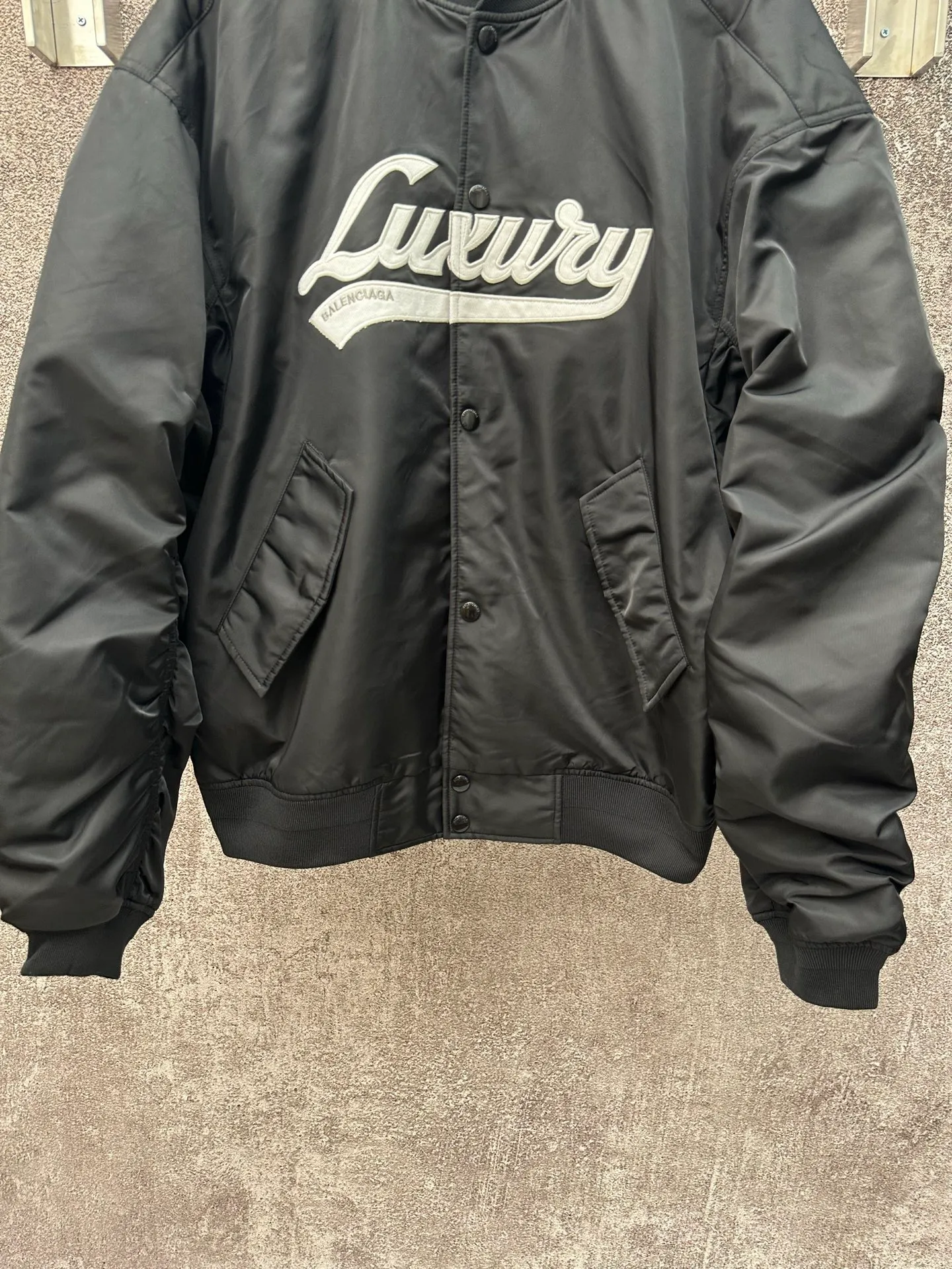 🅿️610 BALENCIAGA 2025 FW new large size flying cotton jacket with large white letter logo embroidery on the chest. Front snap-button flap pocket. Loose cut sleeves. Pleated effect. Knitted rib collar, sleeves and hem. Lining with same color lining. Size: S M L XL
