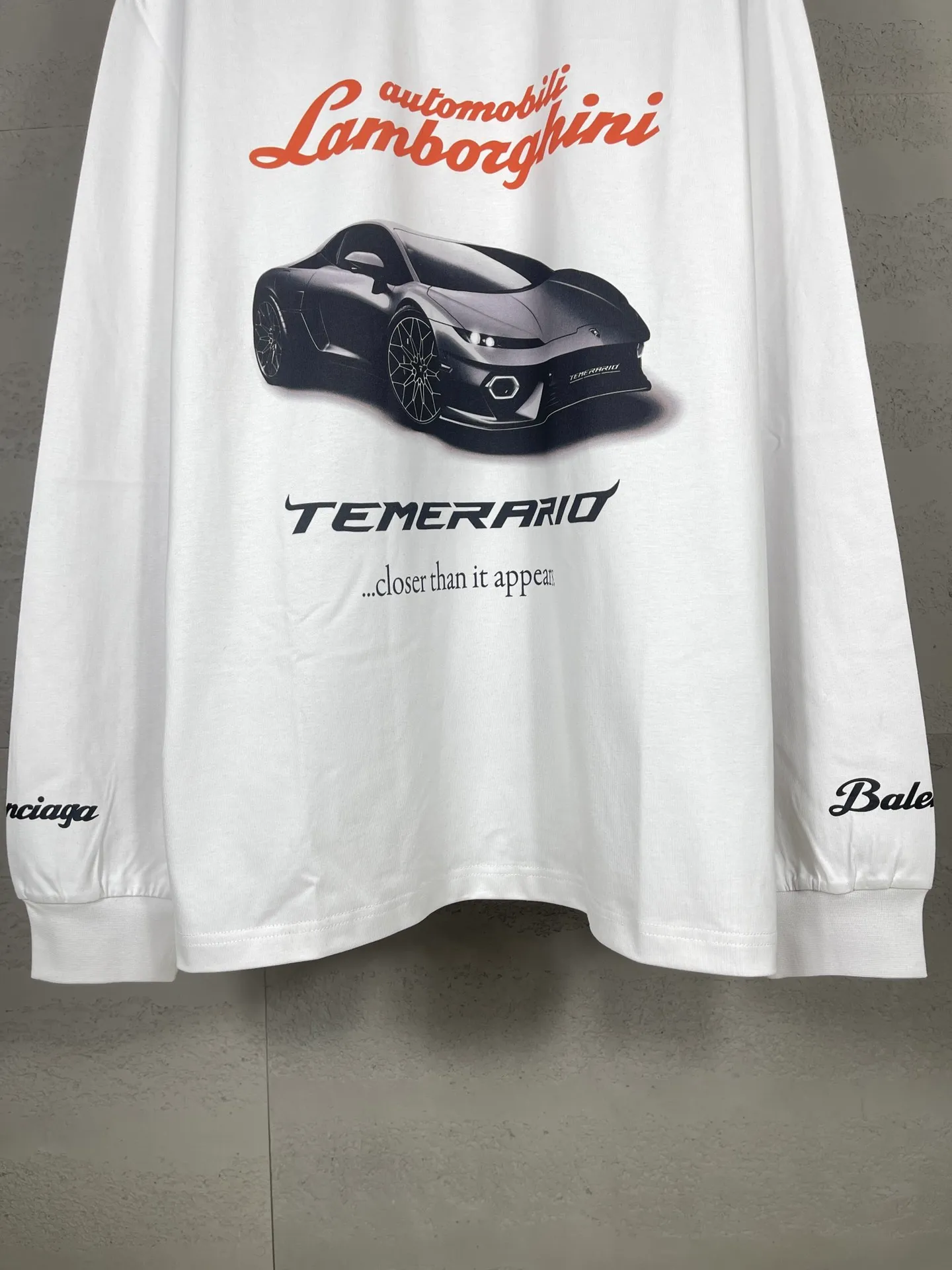 🅿️230 photos [Top version. Official website quality] BALENCI*GA/Paris co-branded Lamborghini Lamborghini front and back left and right sleeves direct-injection printed long-sleeved T-shirt # SS25 latest model. Research and development at the first time, different market currencies. Comparisons welcome. The fabric is made of Paris ZP custom-woven and dyed cotton double yarn. Weighing 260 grams, the cloth surface is clean. The cloth pattern is clear, soft and comfortable. The threads are dyed with no color difference. Printing adopts computer direct printing. The pattern letters are clear, three-dimensional and without burrs. Jubie market produces pictures based on pictures. Welcome to compare. The version adopts OS loose shoulder design. Same style for men and women. Code: BL255071 Color: white gray, black Size: XS S M L