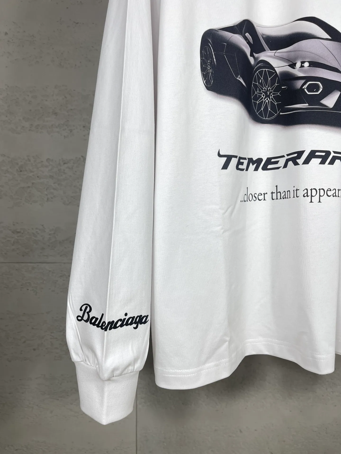 🅿️230 photos [Top version. Official website quality] BALENCI*GA/Paris co-branded Lamborghini Lamborghini front and back left and right sleeves direct-injection printed long-sleeved T-shirt # SS25 latest model. Research and development at the first time, different market currencies. Comparisons welcome. The fabric is made of Paris ZP custom-woven and dyed cotton double yarn. Weighing 260 grams, the cloth surface is clean. The cloth pattern is clear, soft and comfortable. The threads are dyed with no color difference. Printing adopts computer direct printing. The pattern letters are clear, three-dimensional and without burrs. Jubie market produces pictures based on pictures. Welcome to compare. The version adopts OS loose shoulder design. Same style for men and women. Code: BL255071 Color: white gray, black Size: XS S M L