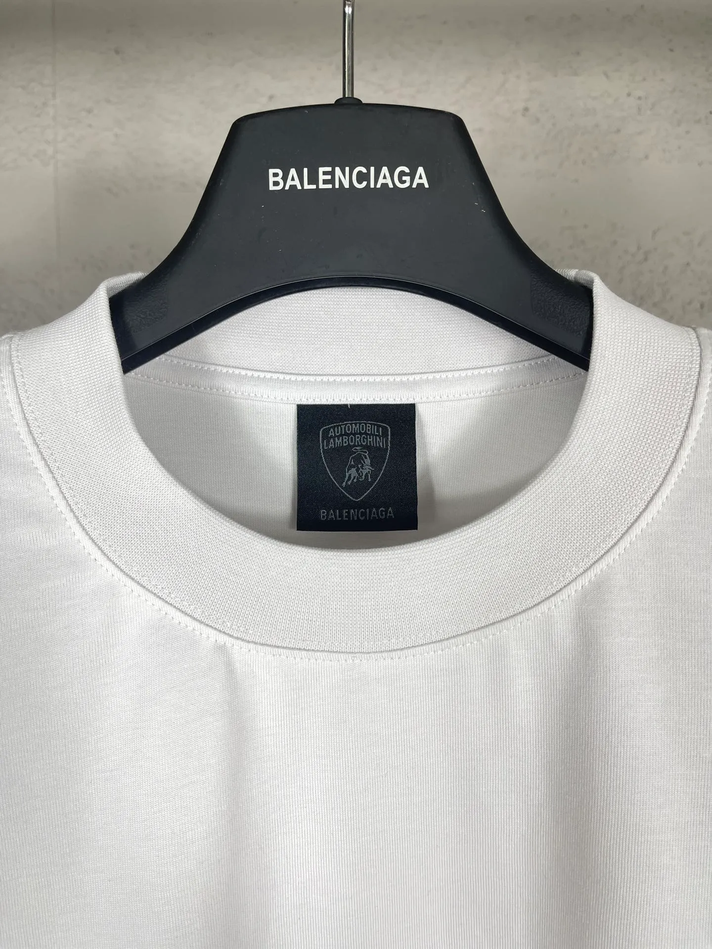 🅿️230 photos [Top version. Official website quality] BALENCI*GA/Paris co-branded Lamborghini Lamborghini front and back left and right sleeves direct-injection printed long-sleeved T-shirt # SS25 latest model. Research and development at the first time, different market currencies. Comparisons welcome. The fabric is made of Paris ZP custom-woven and dyed cotton double yarn. Weighing 260 grams, the cloth surface is clean. The cloth pattern is clear, soft and comfortable. The threads are dyed with no color difference. Printing adopts computer direct printing. The pattern letters are clear, three-dimensional and without burrs. Jubie market produces pictures based on pictures. Welcome to compare. The version adopts OS loose shoulder design. Same style for men and women. Code: BL255071 Color: white gray, black Size: XS S M L