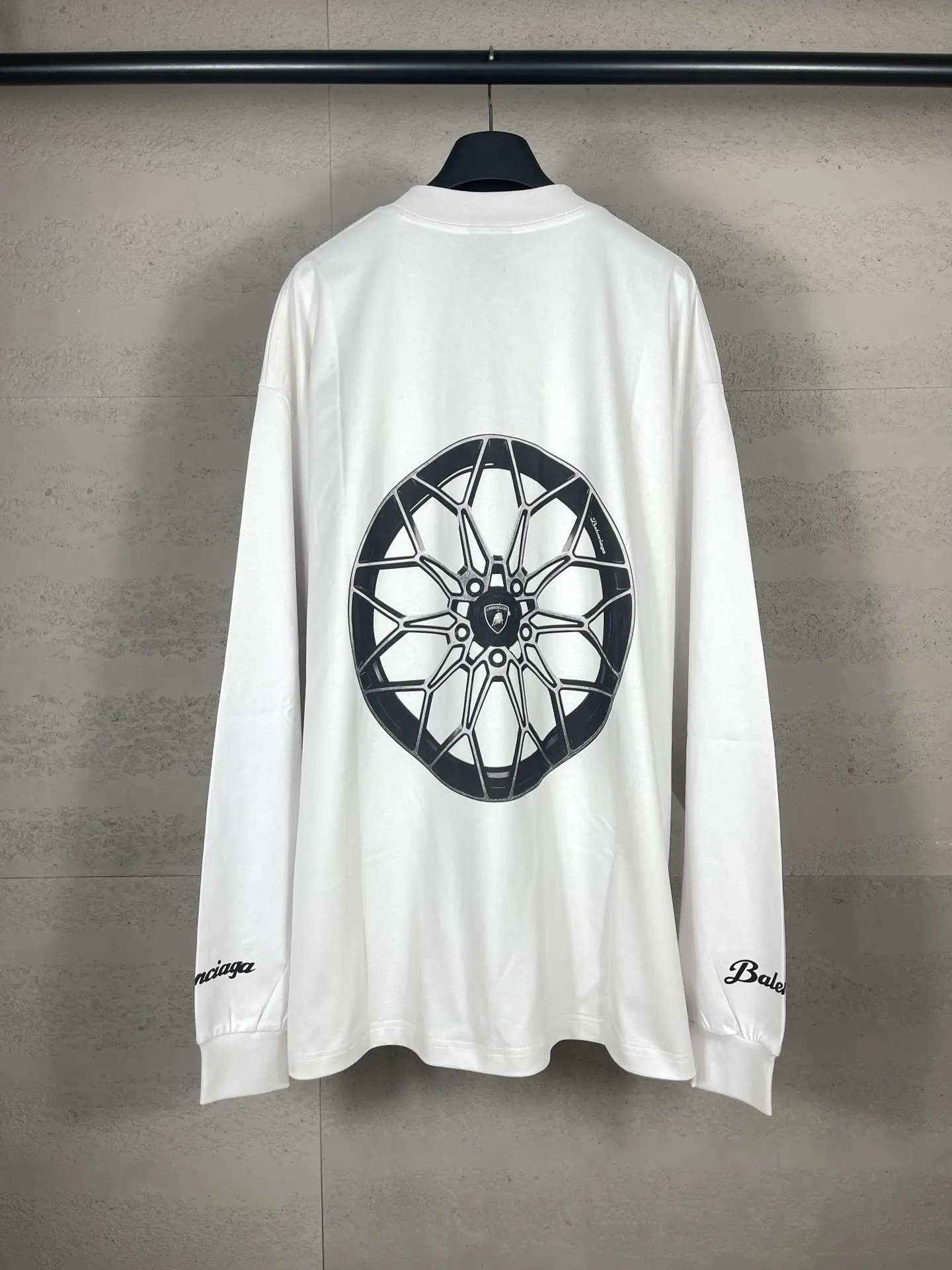 🅿️230 photos [Top version. Official website quality] BALENCI*GA/Paris co-branded Lamborghini Lamborghini front and back left and right sleeves direct-injection printed long-sleeved T-shirt # SS25 latest model. Research and development at the first time, different market currencies. Comparisons welcome. The fabric is made of Paris ZP custom-woven and dyed cotton double yarn. Weighing 260 grams, the cloth surface is clean. The cloth pattern is clear, soft and comfortable. The threads are dyed with no color difference. Printing adopts computer direct printing. The pattern letters are clear, three-dimensional and without burrs. Jubie market produces pictures based on pictures. Welcome to compare. The version adopts OS loose shoulder design. Same style for men and women. Code: BL255071 Color: white gray, black Size: XS S M L