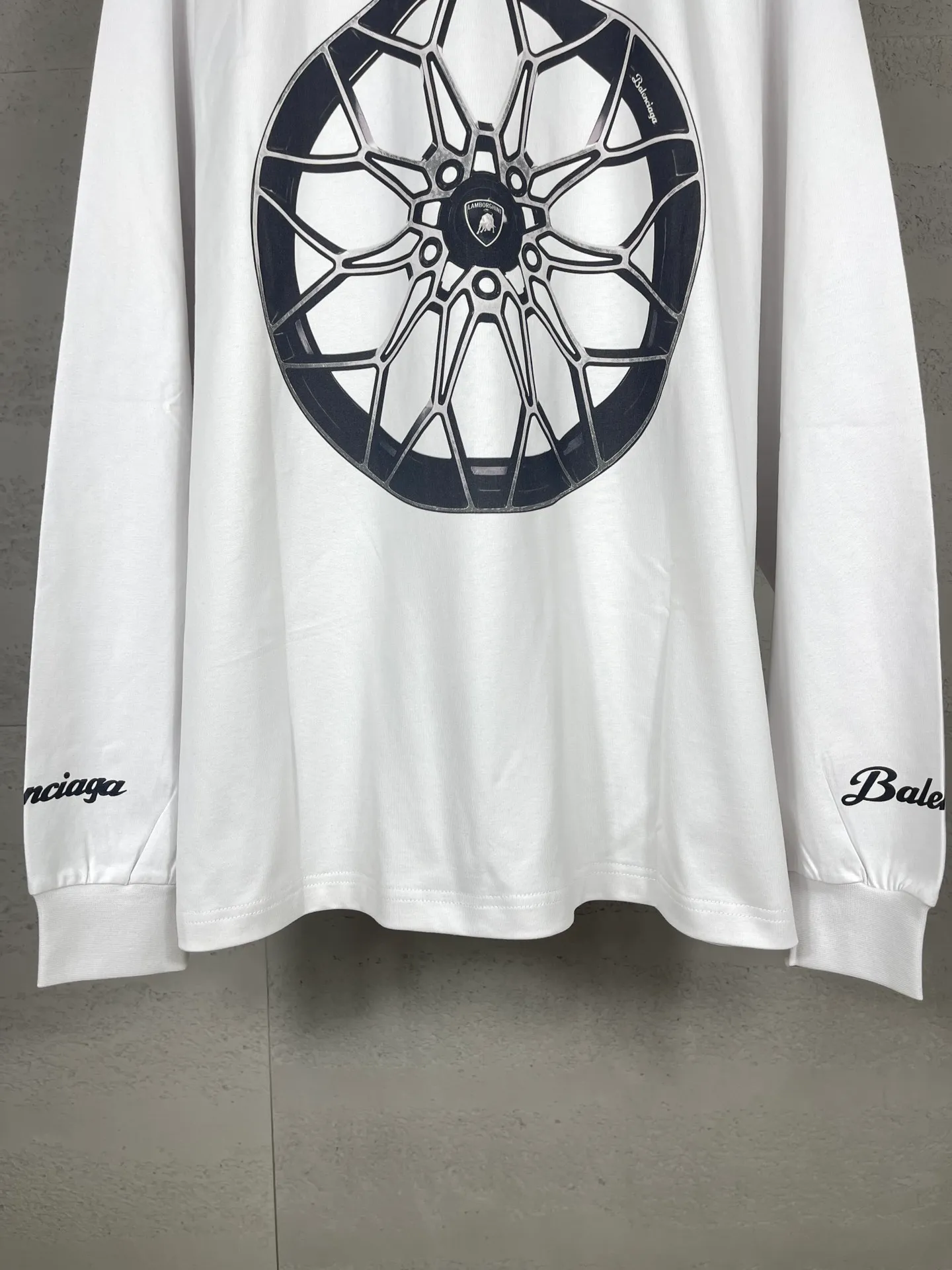 🅿️230 photos [Top version. Official website quality] BALENCI*GA/Paris co-branded Lamborghini Lamborghini front and back left and right sleeves direct-injection printed long-sleeved T-shirt # SS25 latest model. Research and development at the first time, different market currencies. Comparisons welcome. The fabric is made of Paris ZP custom-woven and dyed cotton double yarn. Weighing 260 grams, the cloth surface is clean. The cloth pattern is clear, soft and comfortable. The threads are dyed with no color difference. Printing adopts computer direct printing. The pattern letters are clear, three-dimensional and without burrs. Jubie market produces pictures based on pictures. Welcome to compare. The version adopts OS loose shoulder design. Same style for men and women. Code: BL255071 Color: white gray, black Size: XS S M L