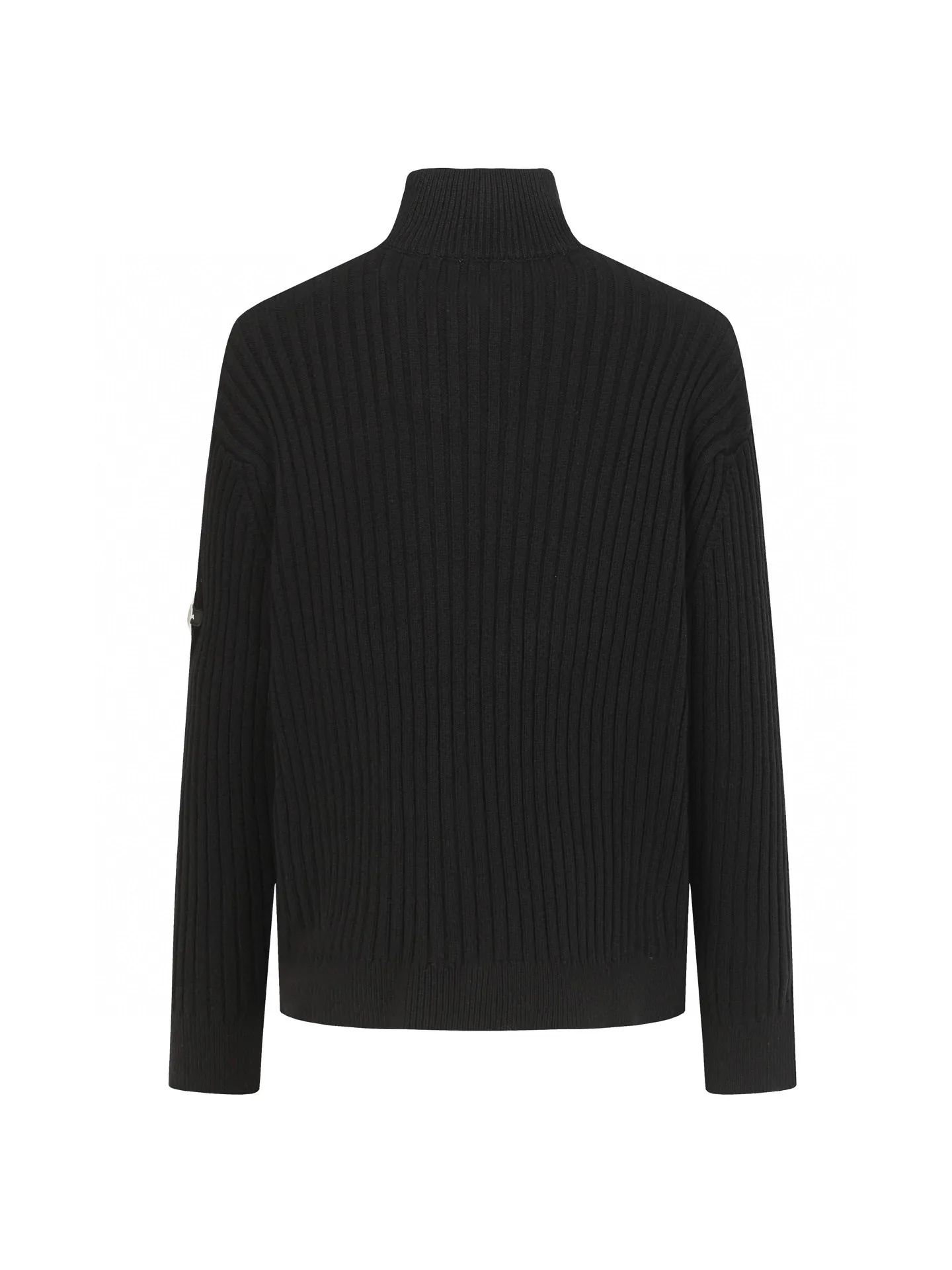 🅿️490 BLCG 25FW high-neck half-zip sweater with armbands. The core craftsmanship of this single product lies in the cross-border fusion of high-tech lamination and traditional knitting. The basis of ready-made garments is high-elastic coarse pit knitting, which achieves strong three-dimensional texture and excellent elasticity through thick gauge and special yarns. The elastic characteristics are mainly characterized by high rebound, multi-directional extension and excellent recovery. Relying on the natural structural stretch of the rough ribbed structure and combining it with high-elastic yarns, it has high stretchability in both the longitudinal and transverse directions (up to 6-10cm). It has no sense of restraint when moving, and can quickly return to its original shape, resist wrinkles, maintain shape, and avoid sagging. The iconic black polyurethane tape is precisely sewn onto the uneven knitted surface. At the same time, the elasticity of the underlying knitted structure must not be damaged, and the luster and toughness of the strip itself should be maintained, integrating the decorative strip and the functional structure into one. Size:S/M/L