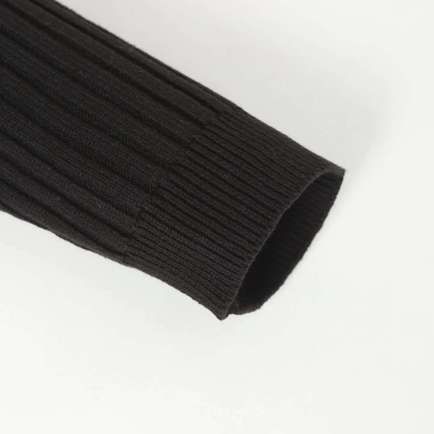 🅿️490 BLCG 25FW high-neck half-zip sweater with armbands. The core craftsmanship of this single product lies in the cross-border fusion of high-tech lamination and traditional knitting. The basis of ready-made garments is high-elastic coarse pit knitting, which achieves strong three-dimensional texture and excellent elasticity through thick gauge and special yarns. The elastic characteristics are mainly characterized by high rebound, multi-directional extension and excellent recovery. Relying on the natural structural stretch of the rough ribbed structure and combining it with high-elastic yarns, it has high stretchability in both the longitudinal and transverse directions (up to 6-10cm). It has no sense of restraint when moving, and can quickly return to its original shape, resist wrinkles, maintain shape, and avoid sagging. The iconic black polyurethane tape is precisely sewn onto the uneven knitted surface. At the same time, the elasticity of the underlying knitted structure must not be damaged, and the luster and toughness of the strip itself should be maintained, integrating the decorative strip and the functional structure into one. Size:S/M/L