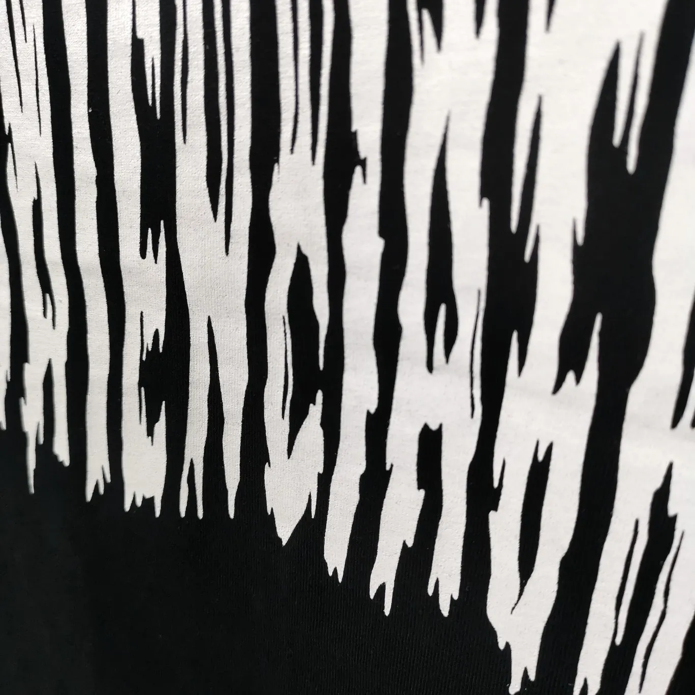 [New] Top tested version ★Balenciaga's latest barcode twisted blurred letters couple style pure cotton loose short-sleeved T-shirt. A T-shirt that I love at first sight, barcode letter print. Don't underestimate this style, it is definitely not easy to restore this print to 100%! The twisted letter gradient goes from dark to light through 6 to the color block. The lightest color is close to the cloth color. It is very difficult to master. If you are not careful or the direct printing machine is uneven, it will cause uneven color and shape printing transition. The upper body is perfect, the same style for men and women, it can be paired with sports pants or jeans 🉑 Selected 32-woven pure cotton double yarn fabric, 280 high gram weight, top-notch workmanship! The details are perfect! Quality absolutely guaranteed! The clothes are well proportioned! The wiring is neat! Original same cylinder thread! High quality printing, simple and classic! Perfect praise! High-quality excipient packaging, complete with three standards! Size: XS-L Color: Gray Black White P:250