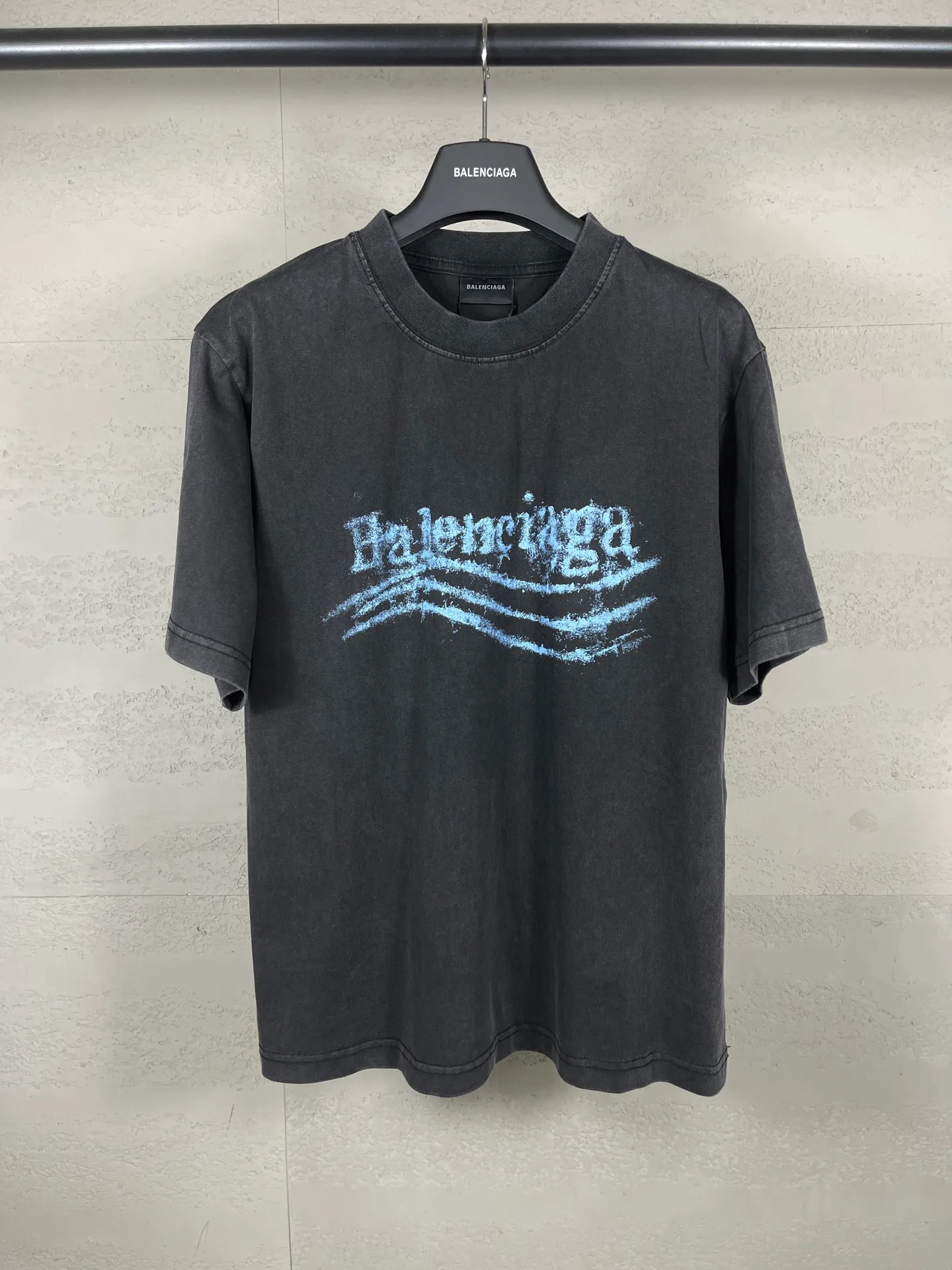 🅿️186 Note: Women’s version, real photos [Top version. Official website quality] BALENCI*GA/Paris #SS25 new style front and back wave print direct-injection printed washed short-sleeved T-shirt. 2025 spring and summer brick cabinet synchronization welcomes comparison. The fabric is made of Paris ZP custom-woven and dyed cotton double yarn, weighing 260 grams. The cloth surface is clean. The cloth pattern is clear, soft and comfortable. The threads are dyed with no color difference. The printing adopts computer direct printing, and the effect is three-dimensional. Restore the brick cabinet, adopt the medium version. Women's version Code: BL253731 Color: Washed black, sky blue Size: XS S M L