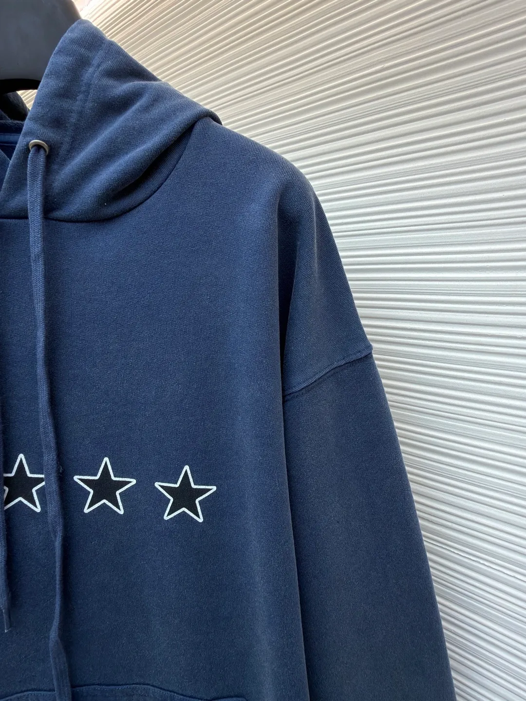Balenciaga star pattern hooded sweatshirt [comes with marker pen] ●Original version: Purchased and developed by 12951 ●Item number: 1682444-B25 ●Material: combed cotton fabric ●Technology: Enzyme heavy wash water production ●Color: blue ●Version: Loose fit ●Weight: about 855g ●Size: XS-S-M-L ●Description: Made of 380g double-strand combed cotton terry bottom for fleece. The "enzyme re-washing" process is used - the surface has a foggy retro blue tone, and it feels "soft and brushed", but it will not collapse after a few washes like ordinary sweaters. Five stars on the chest: It is a "water paste print with white edges on a black background", and the white lines on the edges have been "roughed and distressed". It does not have a neat and neat feel, but has a casual retro flavor. Slogan frame on the back: The white lines printed on it make it "light and not heavy", like a frame drawn casually with chalk, which is completely consistent with the overall old-fashioned style. The drawstring hole is made of old metal holes, not glossy hardware, but vintage silver with a "matte oxidation feel"; the corners of the kangaroo pocket are made of "triangular reinforced stitching", so that mobile phones and keys will not be deformed; the top seam of the hood is made of "double seams of the same color thread", no excess threads can be seen, and the durability is maximized! The overall wiring is straight and delicate, the fabric is comfortable and soft, and the color is consistent without color difference. It can be matched with the same style to create a fashionable look and control various occasions. Customized accessories, complete with three standards, same style for men and women!