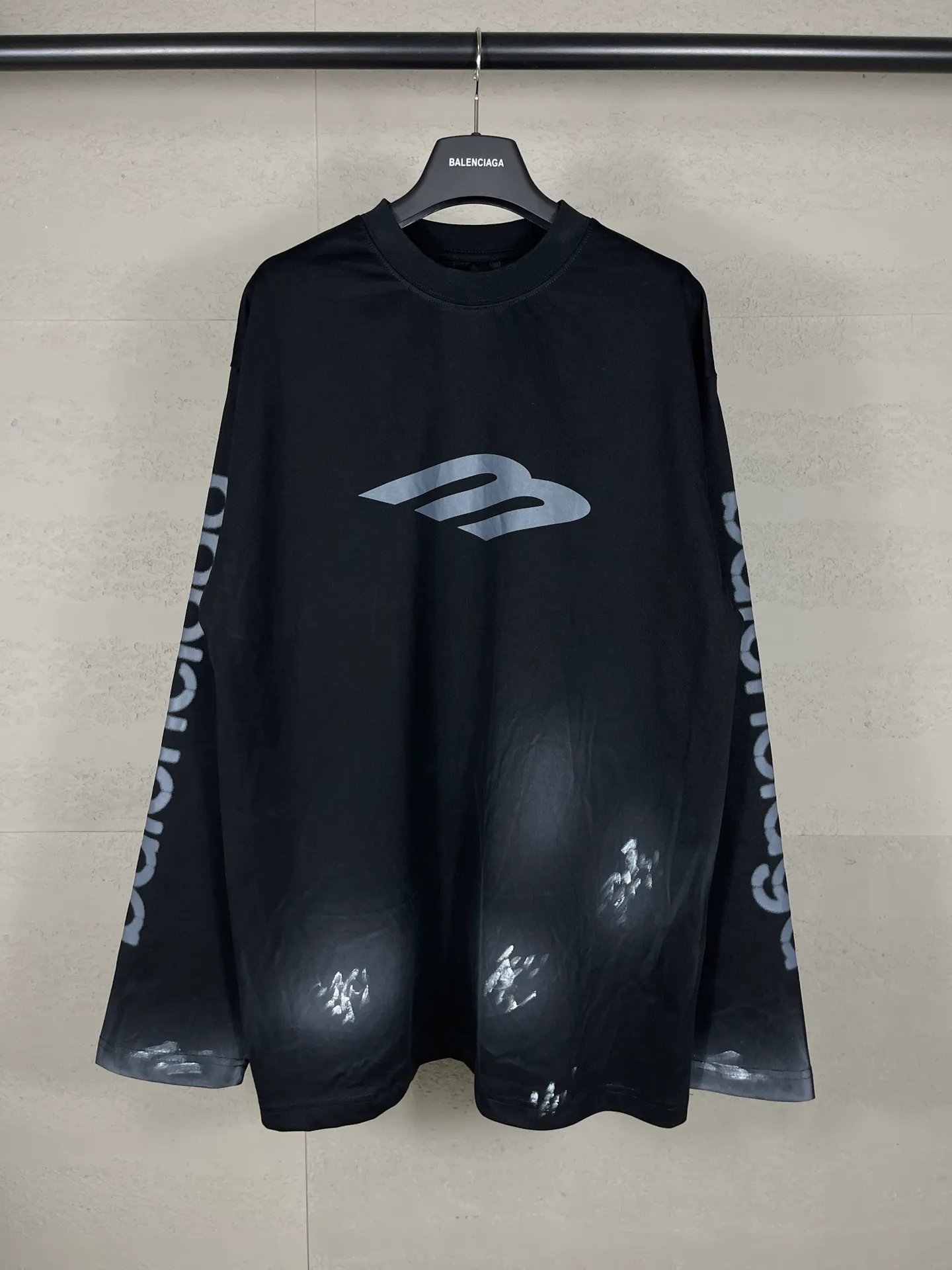 🅿️230 real photos [Top version. Official website quality] BALENCI*GA/Paris #2024 new style 3M letter classic print. Hand-painted. Graffiti. Long-sleeved T-shirt. #2024 Spring and Summer Brick Cabinet Synchronization Welcome to compare. The fabric is made of Paris ZP custom-woven and dyed cotton double yarn, with a weight of 260 grams. The cloth surface is clean. The cloth pattern is clear, soft and comfortable. The threads are dyed with no color difference. The classic letter LOGO is printed with imported environmentally friendly glue. The letters are clear and the effect is three-dimensional. Ready-to-wear hand drawn doodles. Restore the brick cabinet, adopt OS loose shoulder style. Same style for men and women. Coding: BL225050 Color: black, blue Size: XS S M L