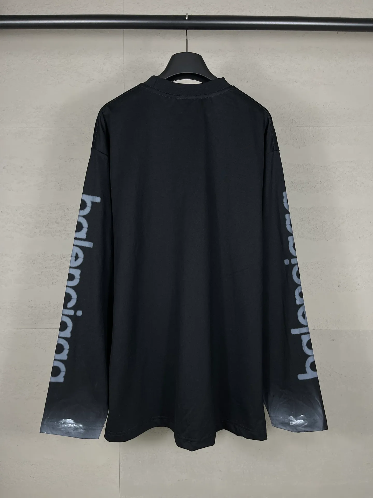 🅿️230 real photos [Top version. Official website quality] BALENCI*GA/Paris #2024 new style 3M letter classic print. Hand-painted. Graffiti. Long-sleeved T-shirt. #2024 Spring and Summer Brick Cabinet Synchronization Welcome to compare. The fabric is made of Paris ZP custom-woven and dyed cotton double yarn, with a weight of 260 grams. The cloth surface is clean. The cloth pattern is clear, soft and comfortable. The threads are dyed with no color difference. The classic letter LOGO is printed with imported environmentally friendly glue. The letters are clear and the effect is three-dimensional. Ready-to-wear hand drawn doodles. Restore the brick cabinet, adopt OS loose shoulder style. Same style for men and women. Coding: BL225050 Color: black, blue Size: XS S M L