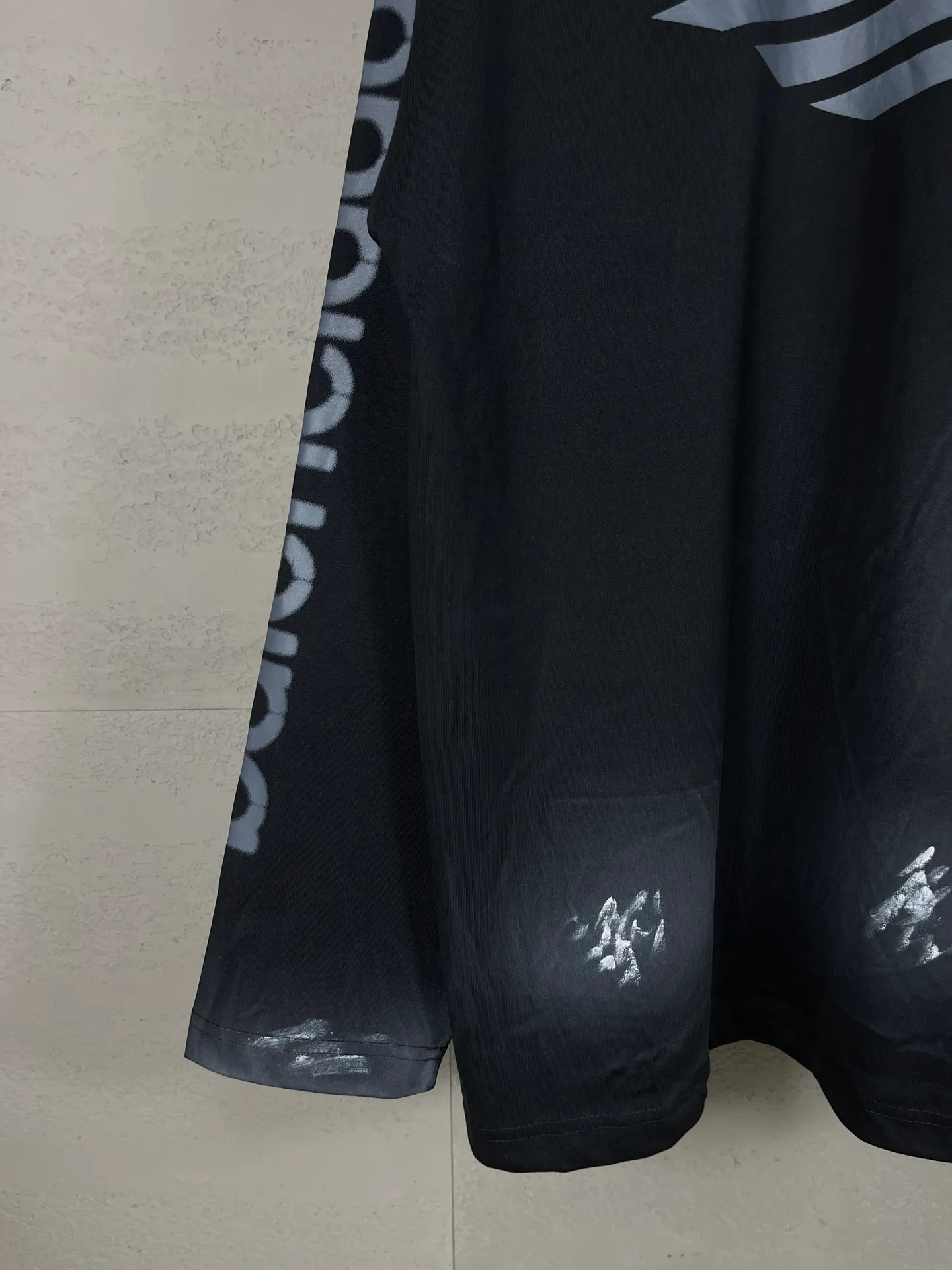 🅿️230 real photos [Top version. Official website quality] BALENCI*GA/Paris #2024 new style 3M letter classic print. Hand-painted. Graffiti. Long-sleeved T-shirt. #2024 Spring and Summer Brick Cabinet Synchronization Welcome to compare. The fabric is made of Paris ZP custom-woven and dyed cotton double yarn, with a weight of 260 grams. The cloth surface is clean. The cloth pattern is clear, soft and comfortable. The threads are dyed with no color difference. The classic letter LOGO is printed with imported environmentally friendly glue. The letters are clear and the effect is three-dimensional. Ready-to-wear hand drawn doodles. Restore the brick cabinet, adopt OS loose shoulder style. Same style for men and women. Coding: BL225050 Color: black, blue Size: XS S M L