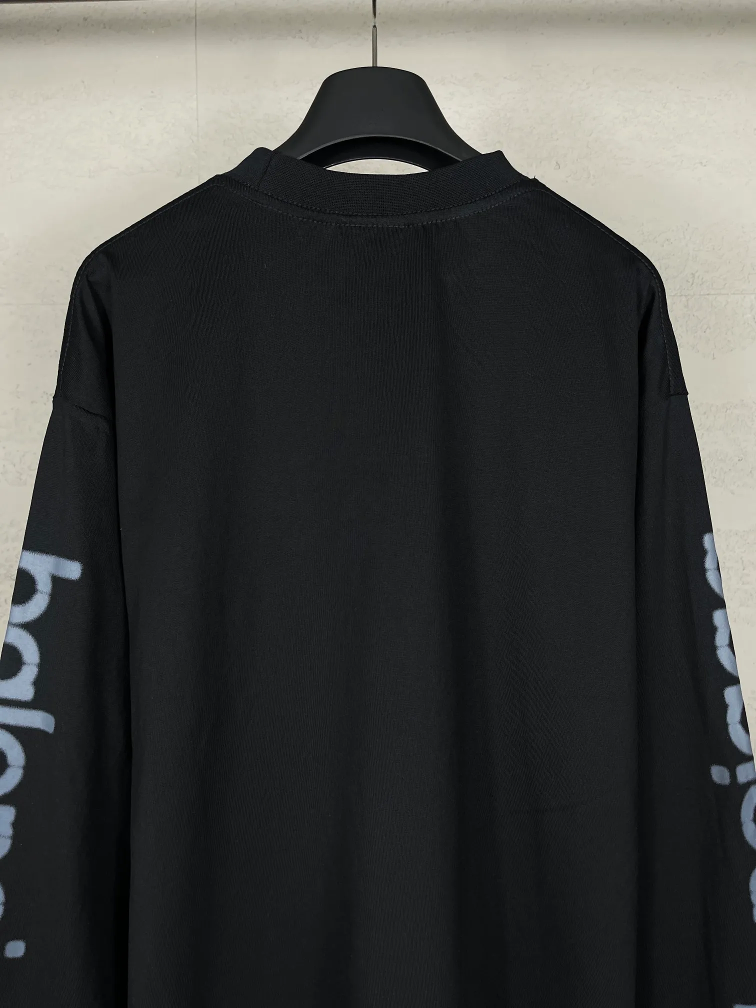 🅿️230 real photos [Top version. Official website quality] BALENCI*GA/Paris #2024 new style 3M letter classic print. Hand-painted. Graffiti. Long-sleeved T-shirt. #2024 Spring and Summer Brick Cabinet Synchronization Welcome to compare. The fabric is made of Paris ZP custom-woven and dyed cotton double yarn, with a weight of 260 grams. The cloth surface is clean. The cloth pattern is clear, soft and comfortable. The threads are dyed with no color difference. The classic letter LOGO is printed with imported environmentally friendly glue. The letters are clear and the effect is three-dimensional. Ready-to-wear hand drawn doodles. Restore the brick cabinet, adopt OS loose shoulder style. Same style for men and women. Coding: BL225050 Color: black, blue Size: XS S M L