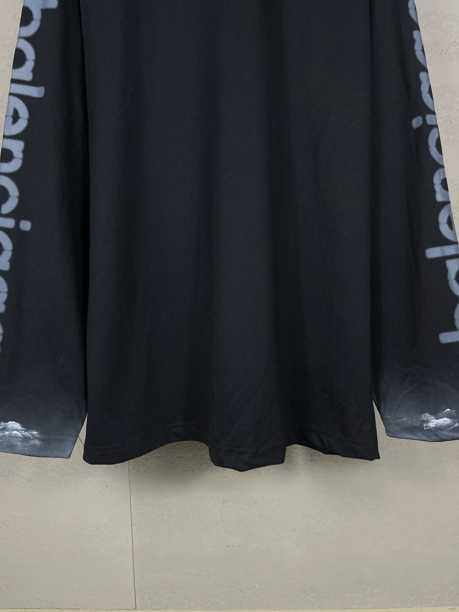 🅿️230 real photos [Top version. Official website quality] BALENCI*GA/Paris #2024 new style 3M letter classic print. Hand-painted. Graffiti. Long-sleeved T-shirt. #2024 Spring and Summer Brick Cabinet Synchronization Welcome to compare. The fabric is made of Paris ZP custom-woven and dyed cotton double yarn, with a weight of 260 grams. The cloth surface is clean. The cloth pattern is clear, soft and comfortable. The threads are dyed with no color difference. The classic letter LOGO is printed with imported environmentally friendly glue. The letters are clear and the effect is three-dimensional. Ready-to-wear hand drawn doodles. Restore the brick cabinet, adopt OS loose shoulder style. Same style for men and women. Coding: BL225050 Color: black, blue Size: XS S M L