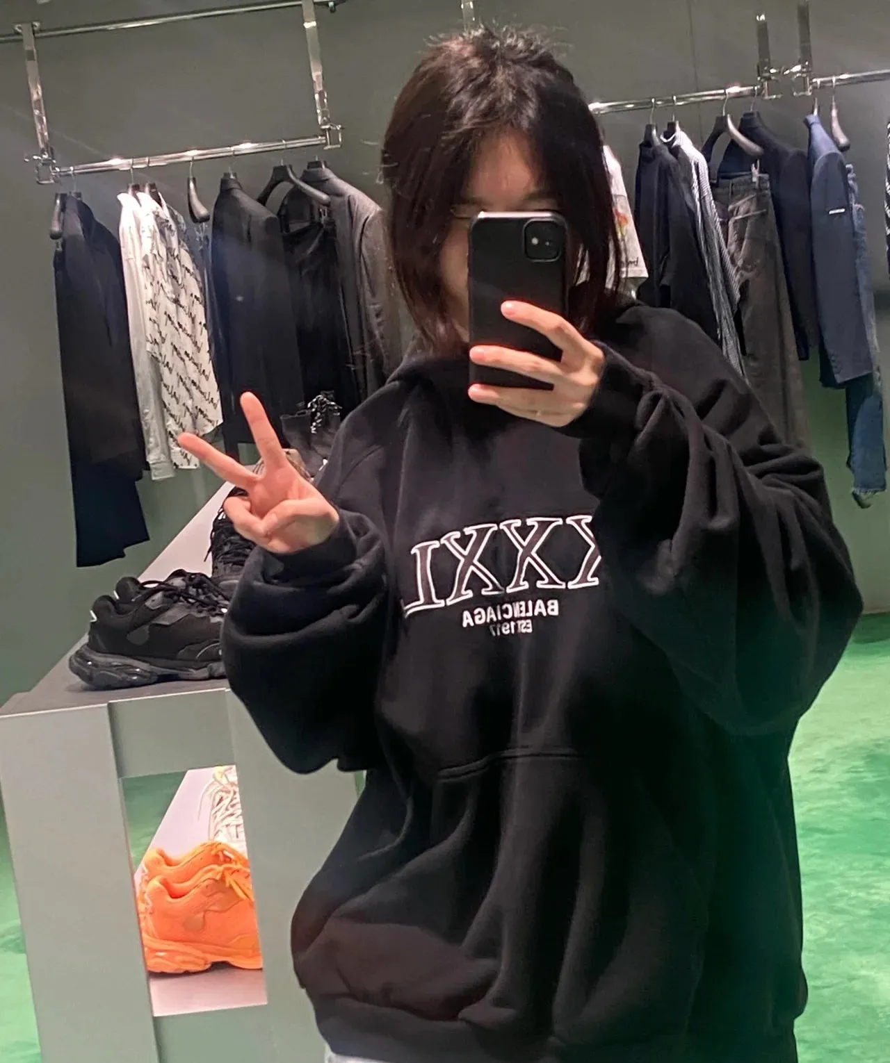 ♻️💯Reference model picture of the upper body❤️The top tested version of Balenciaga BALENCIAGA's new XXXL letter embroidery, the latest style hooded sweatshirt for male and female couples - using imported Tajima 10w needle machine embroidery, high-density embroidery letter hemming technology, full details and no tails, clear letters and no connections‼ ️ - BLCG's latest fashion series, Jay Chou's same upper body, new styles are released every year. The washed black color is a new color this year. I didn't hesitate to buy it when I saw it. The upper body looks white. I love this color!  -Full set of 1:1 customized accessories + Sydney paper with logo + new version of handbags at the counter + three standard products for large products + original hangtag -The webbing on the back neck extends to the shoulder for reinforcement, and the connection point is reversed. Imported elliptical machine, imported glue technology, overall printing without teeth, 32s480g double yarn combed cotton fabric, the fabric is made of 480g Color: washed black, apricot Size: XS-L P:470
