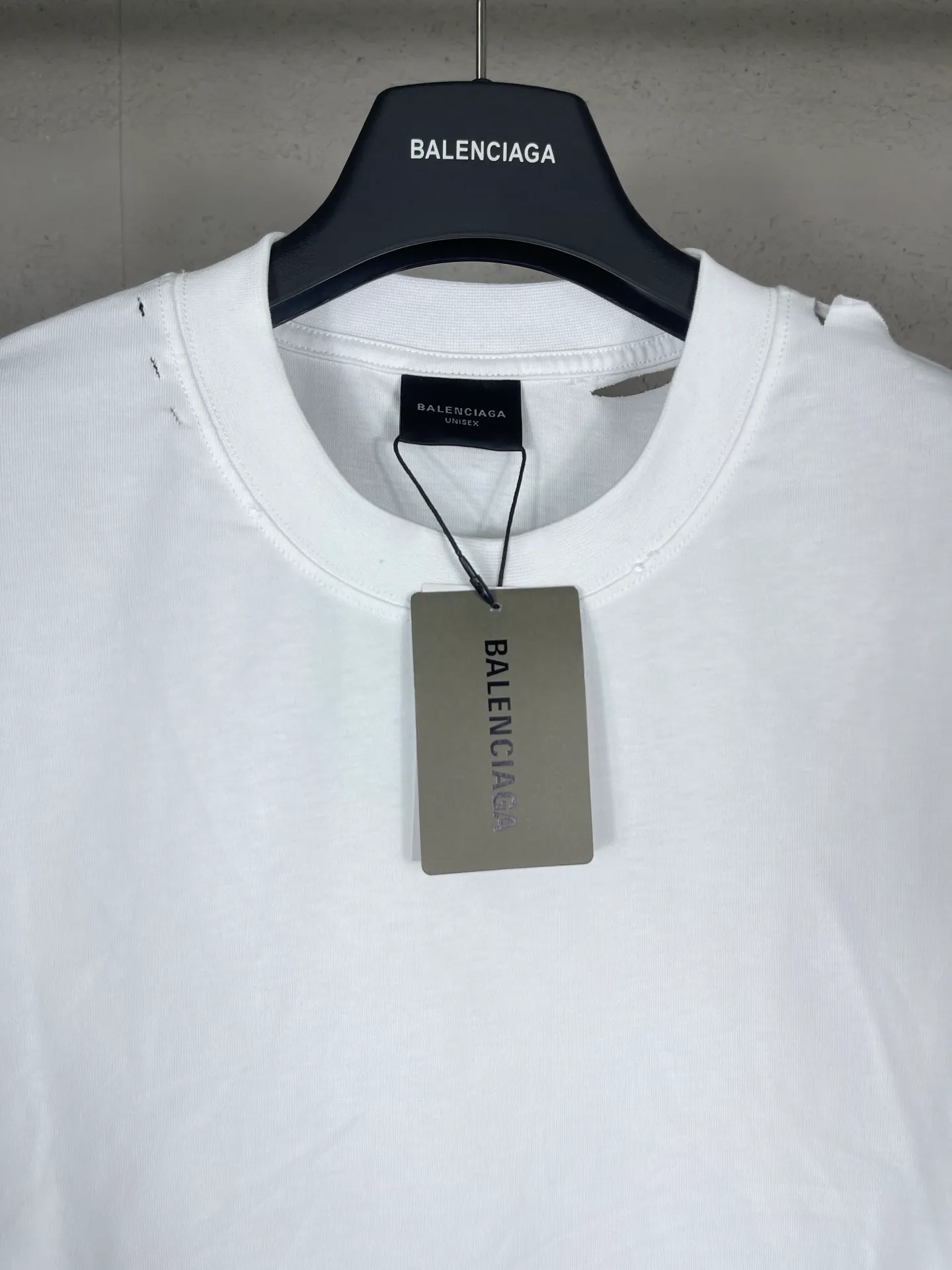 🅿️194 Detailed picture [Top version. Official website quality] BALENCI*GA/Paris. 25ss latest model. Masking tape pulp printing. Ready-to-wear washed and frayed short-sleeved T-shirt. Brick cabinet synchronization. The fabric is made of Paris ZP custom-woven and dyed 100% cotton double yarn compact cotton. The weight is 260 grams, the cloth surface is clean. The cloth pattern is clear, soft and comfortable, and the thread is dyed with no color difference. The classic pattern is printed with environmentally friendly imported materials, and the tape pattern is glued. The letters are clear and the effect is three-dimensional. Restored brick cabinet. The garments were washed and aged, and polished by many hands. Produced by ultra-heavy craftsmanship, the market currency is very different, welcome to compare. The version adopts OS loose shoulder design. The same style for men and women. Coding: BL253672 Color: black, white Size: XS S M L