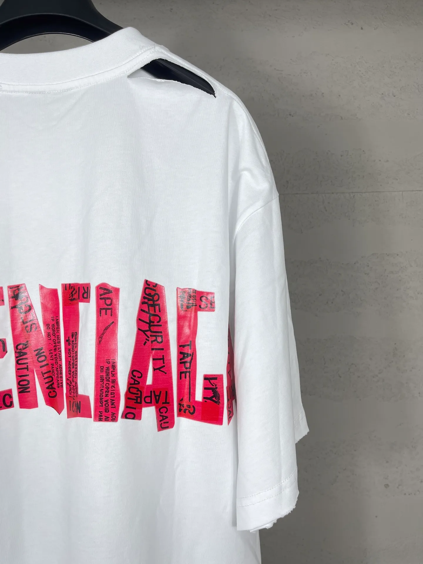 🅿️194 Detailed picture [Top version. Official website quality] BALENCI*GA/Paris. 25ss latest model. Masking tape pulp printing. Ready-to-wear washed and frayed short-sleeved T-shirt. Brick cabinet synchronization. The fabric is made of Paris ZP custom-woven and dyed 100% cotton double yarn compact cotton. The weight is 260 grams, the cloth surface is clean. The cloth pattern is clear, soft and comfortable, and the thread is dyed with no color difference. The classic pattern is printed with environmentally friendly imported materials, and the tape pattern is glued. The letters are clear and the effect is three-dimensional. Restored brick cabinet. The garments were washed and aged, and polished by many hands. Produced by ultra-heavy craftsmanship, the market currency is very different, welcome to compare. The version adopts OS loose shoulder design. The same style for men and women. Coding: BL253672 Color: black, white Size: XS S M L