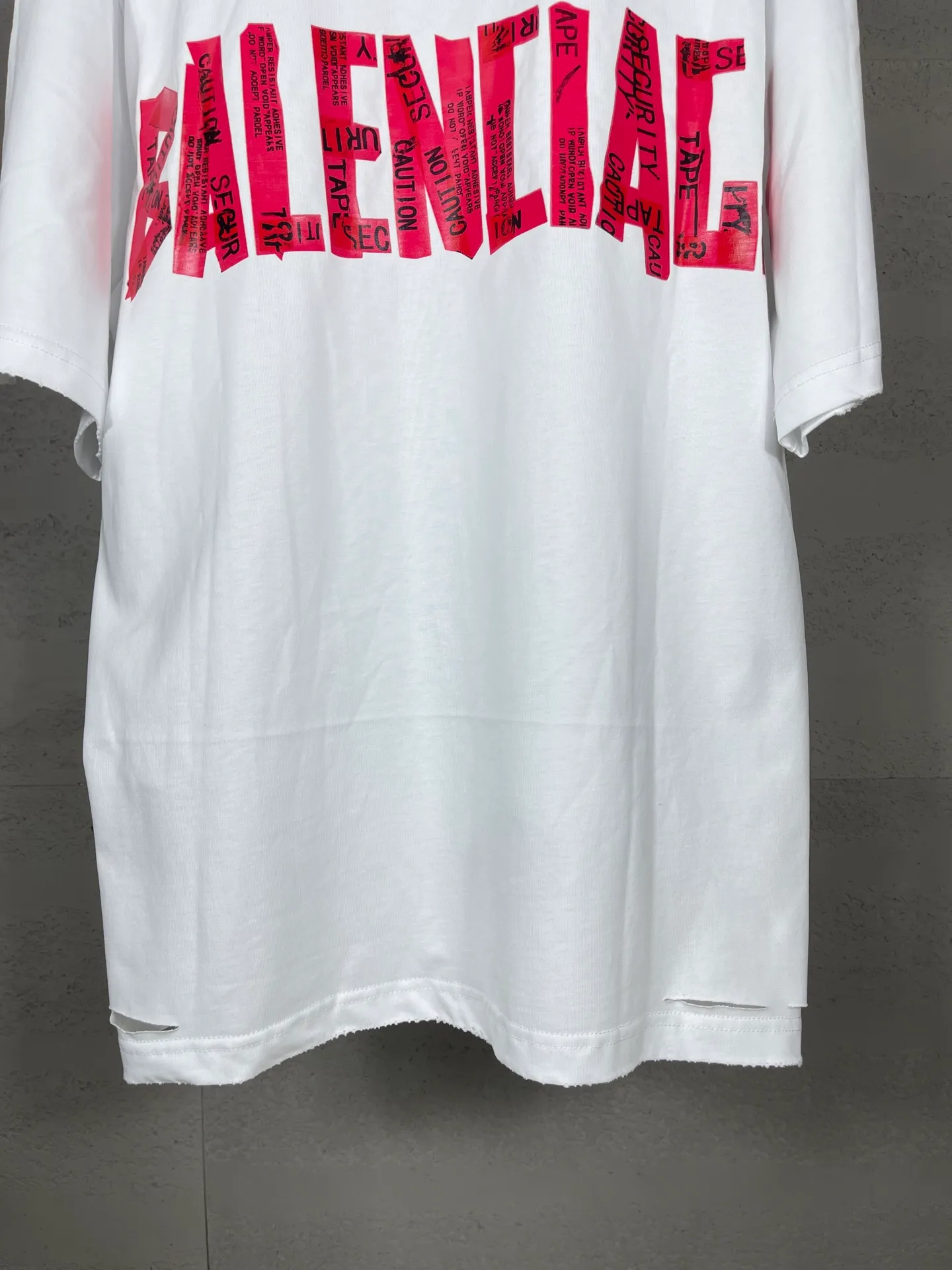 🅿️194 Detailed picture [Top version. Official website quality] BALENCI*GA/Paris. 25ss latest model. Masking tape pulp printing. Ready-to-wear washed and frayed short-sleeved T-shirt. Brick cabinet synchronization. The fabric is made of Paris ZP custom-woven and dyed 100% cotton double yarn compact cotton. The weight is 260 grams, the cloth surface is clean. The cloth pattern is clear, soft and comfortable, and the thread is dyed with no color difference. The classic pattern is printed with environmentally friendly imported materials, and the tape pattern is glued. The letters are clear and the effect is three-dimensional. Restored brick cabinet. The garments were washed and aged, and polished by many hands. Produced by ultra-heavy craftsmanship, the market currency is very different, welcome to compare. The version adopts OS loose shoulder design. The same style for men and women. Coding: BL253672 Color: black, white Size: XS S M L