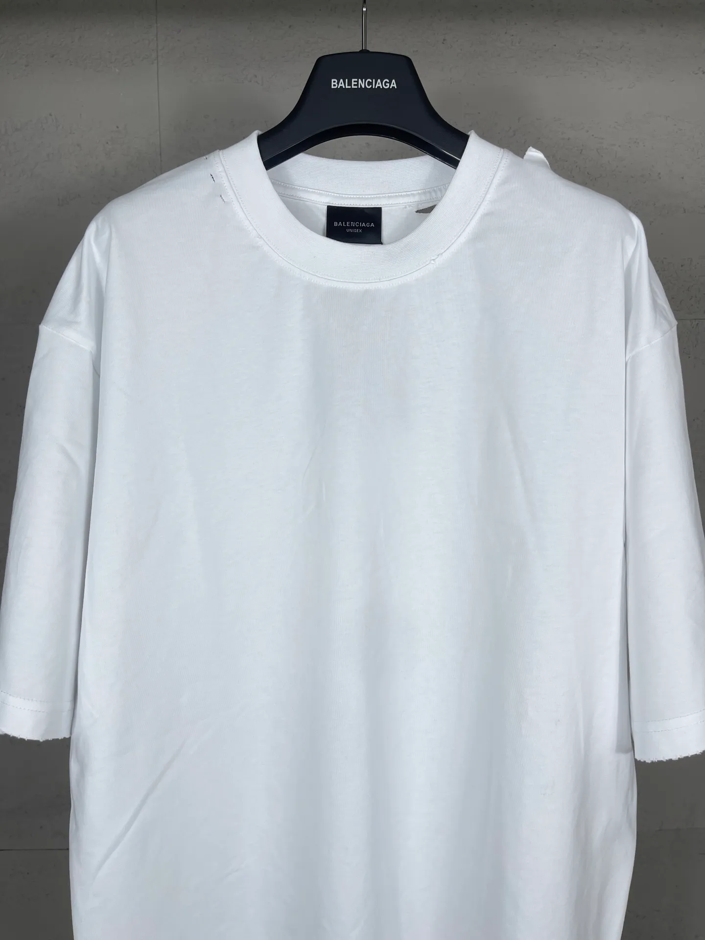 🅿️194 Detailed picture [Top version. Official website quality] BALENCI*GA/Paris. 25ss latest model. Masking tape pulp printing. Ready-to-wear washed and frayed short-sleeved T-shirt. Brick cabinet synchronization. The fabric is made of Paris ZP custom-woven and dyed 100% cotton double yarn compact cotton. The weight is 260 grams, the cloth surface is clean. The cloth pattern is clear, soft and comfortable, and the thread is dyed with no color difference. The classic pattern is printed with environmentally friendly imported materials, and the tape pattern is glued. The letters are clear and the effect is three-dimensional. Restored brick cabinet. The garments were washed and aged, and polished by many hands. Produced by ultra-heavy craftsmanship, the market currency is very different, welcome to compare. The version adopts OS loose shoulder design. The same style for men and women. Coding: BL253672 Color: black, white Size: XS S M L