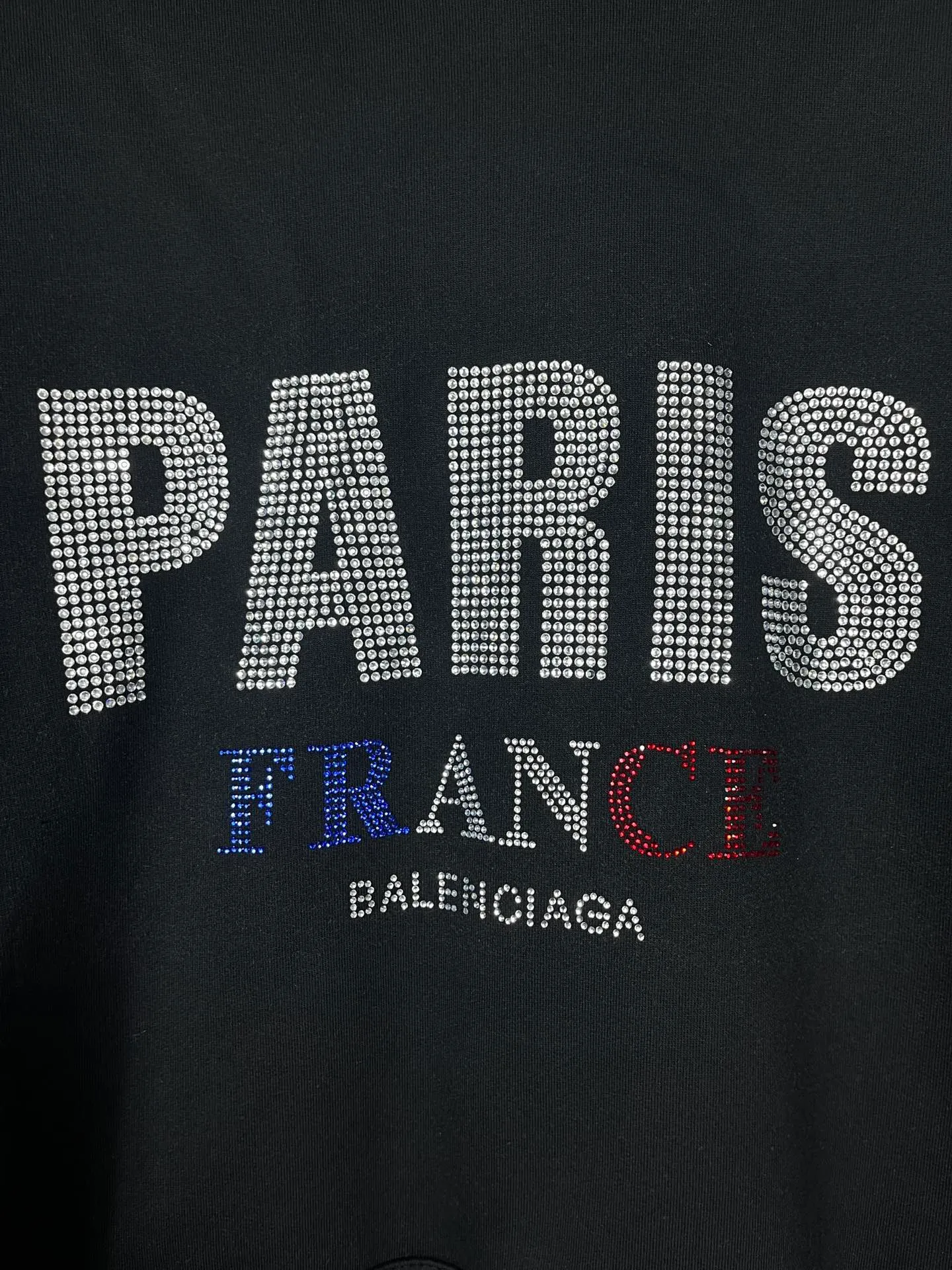 🅿️310 Actual pictures [Top version. Official website quality] BALENCI*GA/Paris BALENCI*GA# new model, with paris. Stress art wood work on the front and rhinestoned hooded sweatshirt on the front. . Brick cabinet synchronization. The fabric is made of Paris ZP custom-woven and dyed cotton terry sweatshirt. The weight is 460 grams. The cloth surface is clean. The cloth pattern is clear. It is soft and comfortable. It has good color fastness and is not easy to change color. The threads are woven and dyed with no color difference. The front hot diamond is made of imported Austrian diamond, which has good gloss and is not easy to fall off. Comparisons welcome. Restore brick cabinet. The version adopts OS loose shoulder style. Same style for men and women. Code: BL238922 Color: Black Size: XS S M L
