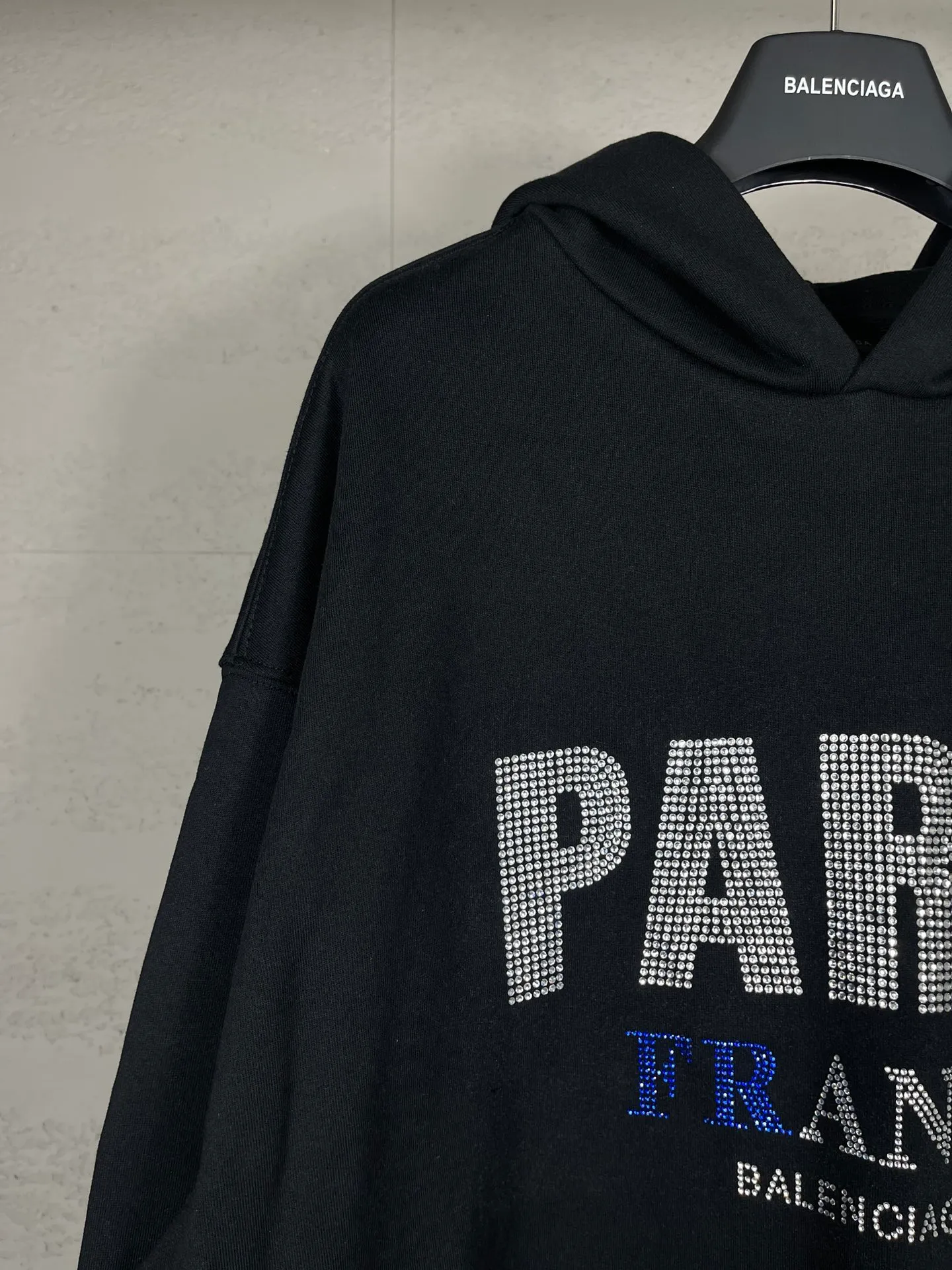 🅿️310 Actual pictures [Top version. Official website quality] BALENCI*GA/Paris BALENCI*GA# new model, with paris. Stress art wood work on the front and rhinestoned hooded sweatshirt on the front. . Brick cabinet synchronization. The fabric is made of Paris ZP custom-woven and dyed cotton terry sweatshirt. The weight is 460 grams. The cloth surface is clean. The cloth pattern is clear. It is soft and comfortable. It has good color fastness and is not easy to change color. The threads are woven and dyed with no color difference. The front hot diamond is made of imported Austrian diamond, which has good gloss and is not easy to fall off. Comparisons welcome. Restore brick cabinet. The version adopts OS loose shoulder style. Same style for men and women. Code: BL238922 Color: Black Size: XS S M L