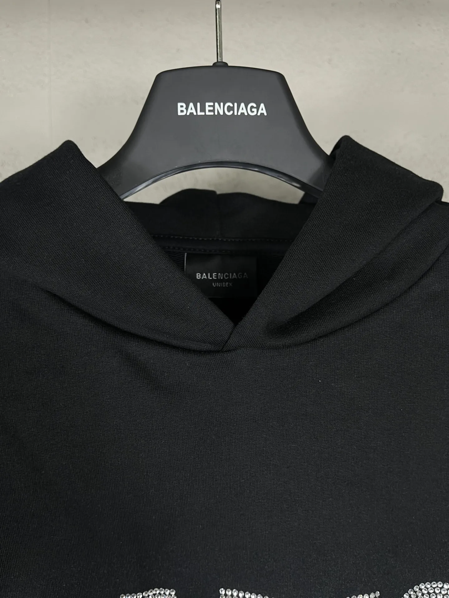 🅿️310 Actual pictures [Top version. Official website quality] BALENCI*GA/Paris BALENCI*GA# new model, with paris. Stress art wood work on the front and rhinestoned hooded sweatshirt on the front. . Brick cabinet synchronization. The fabric is made of Paris ZP custom-woven and dyed cotton terry sweatshirt. The weight is 460 grams. The cloth surface is clean. The cloth pattern is clear. It is soft and comfortable. It has good color fastness and is not easy to change color. The threads are woven and dyed with no color difference. The front hot diamond is made of imported Austrian diamond, which has good gloss and is not easy to fall off. Comparisons welcome. Restore brick cabinet. The version adopts OS loose shoulder style. Same style for men and women. Code: BL238922 Color: Black Size: XS S M L
