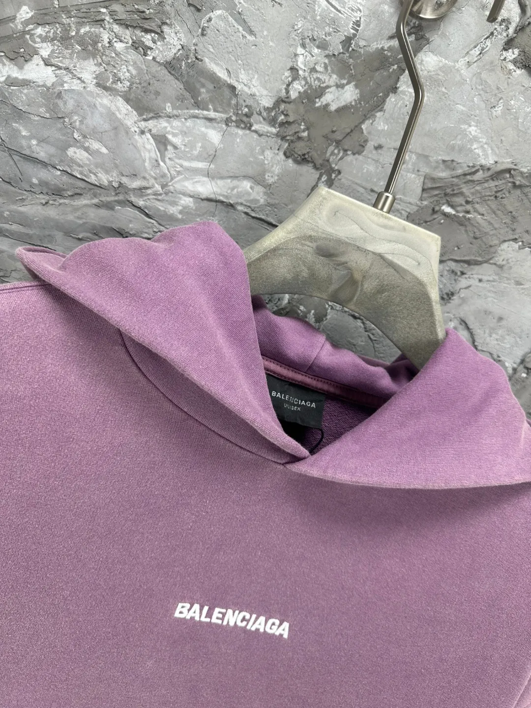 🅿️370 - BALENCI*GA Paris small letter embroidery hooded long-sleeved sweatshirt. The front pattern is imported from Tajima embroidery machine. The ready-made clothes are sprayed with horse wash to make them old. The letters are clear. The effect is three-dimensional. Exclusively pattern-woven and dyed 460g fabric. Threads are dyed in the same vat with zero color difference. Brick cabinet synchronization. Welcome to compare. Same style for men and women -Color: washed purple washed blue -SIZE: Xs S M L Style number 8969#