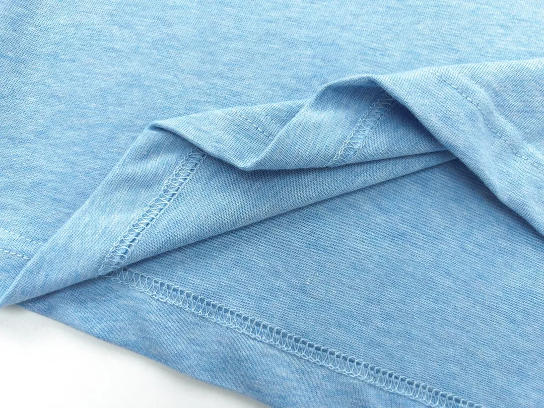 🅿️170 Detailed pictures [Top version. Official website quality] BALENCI*GA/Paris. Classic style. SS22 #balenci*ga lock letter LOGO short-sleeved T-shirt. Brick cabinet synchronization.                       The fabric is made of Paris ZP custom-woven and dyed 100% double yarn compact cotton. The weight is 260 grams. The cloth surface is clean. The cloth pattern is clear, soft and comfortable. The threads are dyed with no color difference. The classic pattern is printed with environmentally friendly imported materials, precision printing screen, the letters are clear, the effect is three-dimensional, and the brick cabinet is restored. The version adopts the OS loose shoulder version. Same style for men and women Coding: BL223051 Color: Black. White. Orchid Size: XS S M L