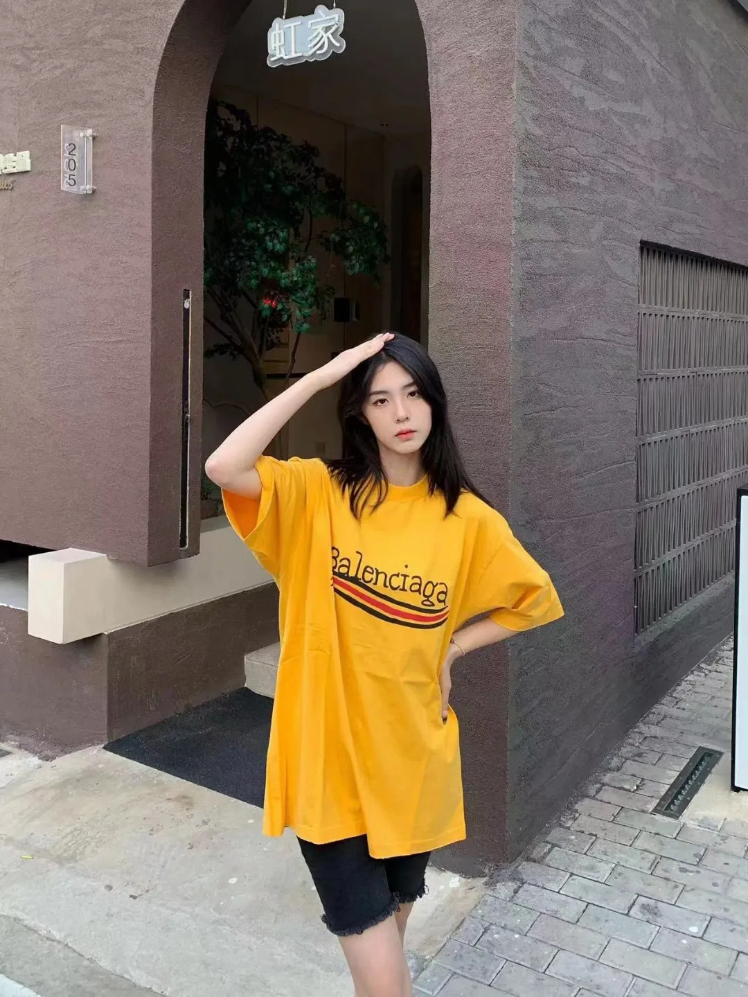 ♻️💯Refer to the model picture for the upper body❤️The top tested version BALENCIAGA 23SS Balenciaga 23SS male and female couple star's same style pure cotton loose Cola Malone graffiti ripped short-sleeved T-shirt. Customized 1:1 colorless dyeing fabric. Matched thread. Double enzyme garment wash to ensure durability and washability and not easy to deform. Imported machine water-based ink printing, delicate printing, like graffiti. Purely hand-washed, polished and aged! Comparable to yb, the quality is very different from the market version. If you know the goods, please compare. The fabric is made of 280g double-ply double-yarn plain cotton loose fabric. It feels smooth, loose, breathable and full of drape.  Color: Yellow Blue Size: XS-L P:270