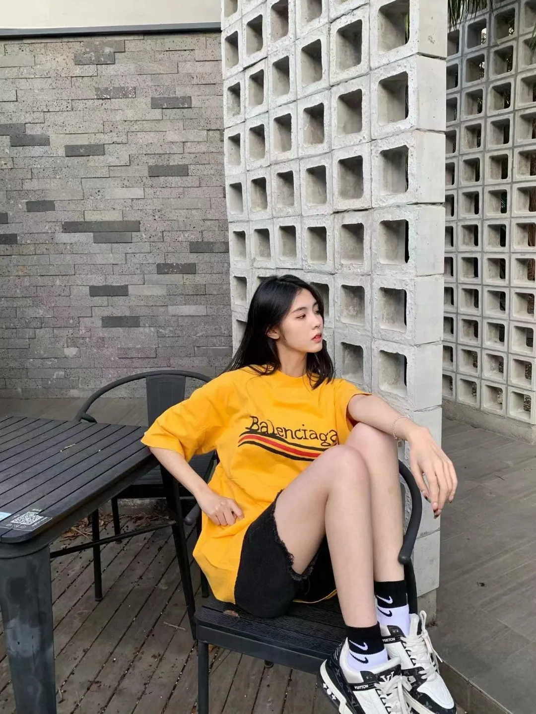 ♻️💯Refer to the model picture for the upper body❤️The top tested version BALENCIAGA 23SS Balenciaga 23SS male and female couple star's same style pure cotton loose Cola Malone graffiti ripped short-sleeved T-shirt. Customized 1:1 colorless dyeing fabric. Matched thread. Double enzyme garment wash to ensure durability and washability and not easy to deform. Imported machine water-based ink printing, delicate printing, like graffiti. Purely hand-washed, polished and aged! Comparable to yb, the quality is very different from the market version. If you know the goods, please compare. The fabric is made of 280g double-ply double-yarn plain cotton loose fabric. It feels smooth, loose, breathable and full of drape.  Color: Yellow Blue Size: XS-L P:270