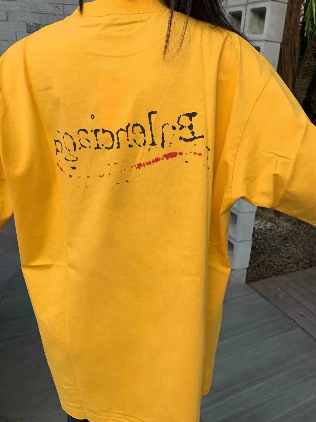 ♻️💯Refer to the model picture for the upper body❤️The top tested version BALENCIAGA 23SS Balenciaga 23SS male and female couple star's same style pure cotton loose Cola Malone graffiti ripped short-sleeved T-shirt. Customized 1:1 colorless dyeing fabric. Matched thread. Double enzyme garment wash to ensure durability and washability and not easy to deform. Imported machine water-based ink printing, delicate printing, like graffiti. Purely hand-washed, polished and aged! Comparable to yb, the quality is very different from the market version. If you know the goods, please compare. The fabric is made of 280g double-ply double-yarn plain cotton loose fabric. It feels smooth, loose, breathable and full of drape.  Color: Yellow Blue Size: XS-L P:270