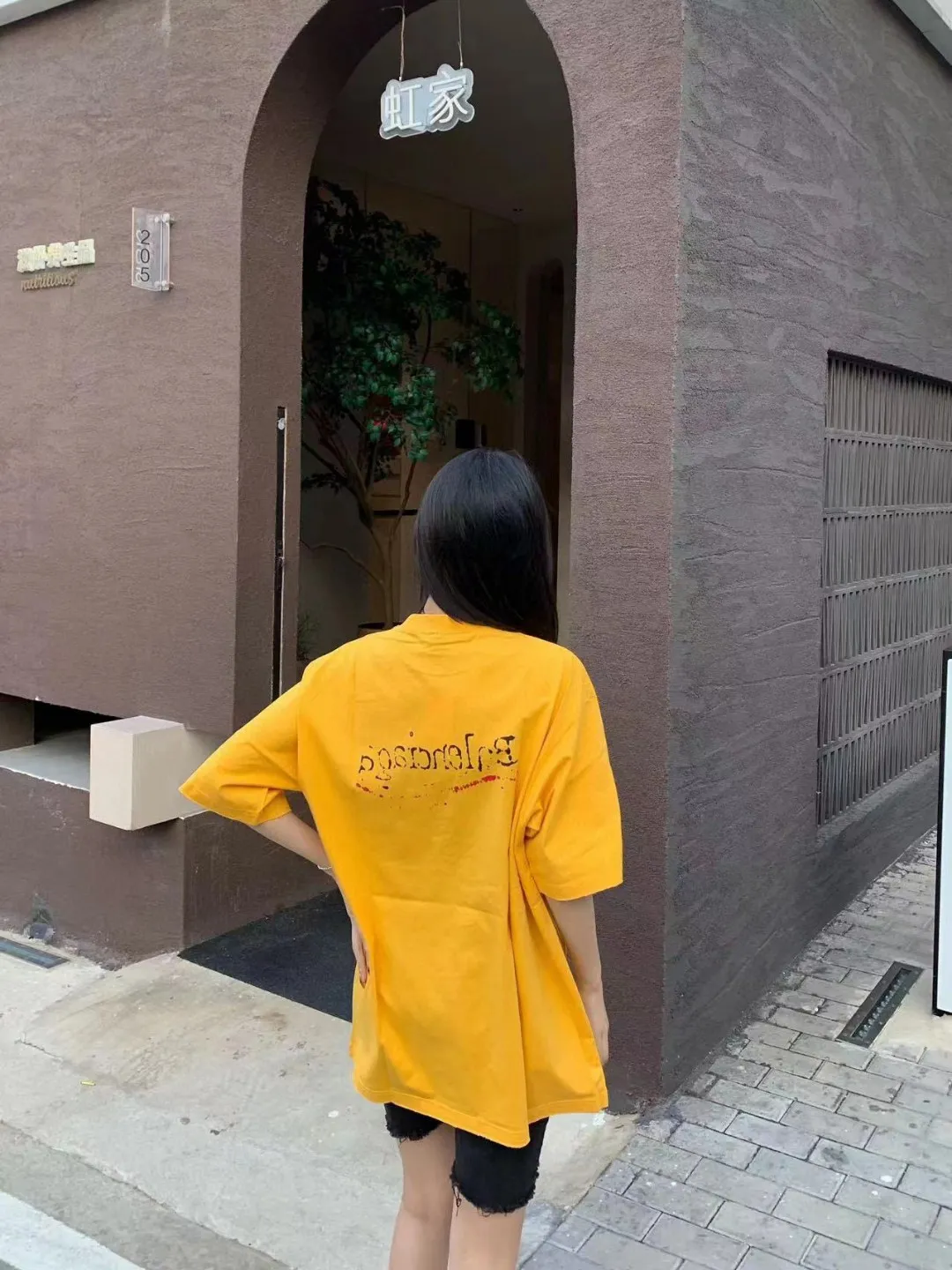 ♻️💯Refer to the model picture for the upper body❤️The top tested version BALENCIAGA 23SS Balenciaga 23SS male and female couple star's same style pure cotton loose Cola Malone graffiti ripped short-sleeved T-shirt. Customized 1:1 colorless dyeing fabric. Matched thread. Double enzyme garment wash to ensure durability and washability and not easy to deform. Imported machine water-based ink printing, delicate printing, like graffiti. Purely hand-washed, polished and aged! Comparable to yb, the quality is very different from the market version. If you know the goods, please compare. The fabric is made of 280g double-ply double-yarn plain cotton loose fabric. It feels smooth, loose, breathable and full of drape.  Color: Yellow Blue Size: XS-L P:270