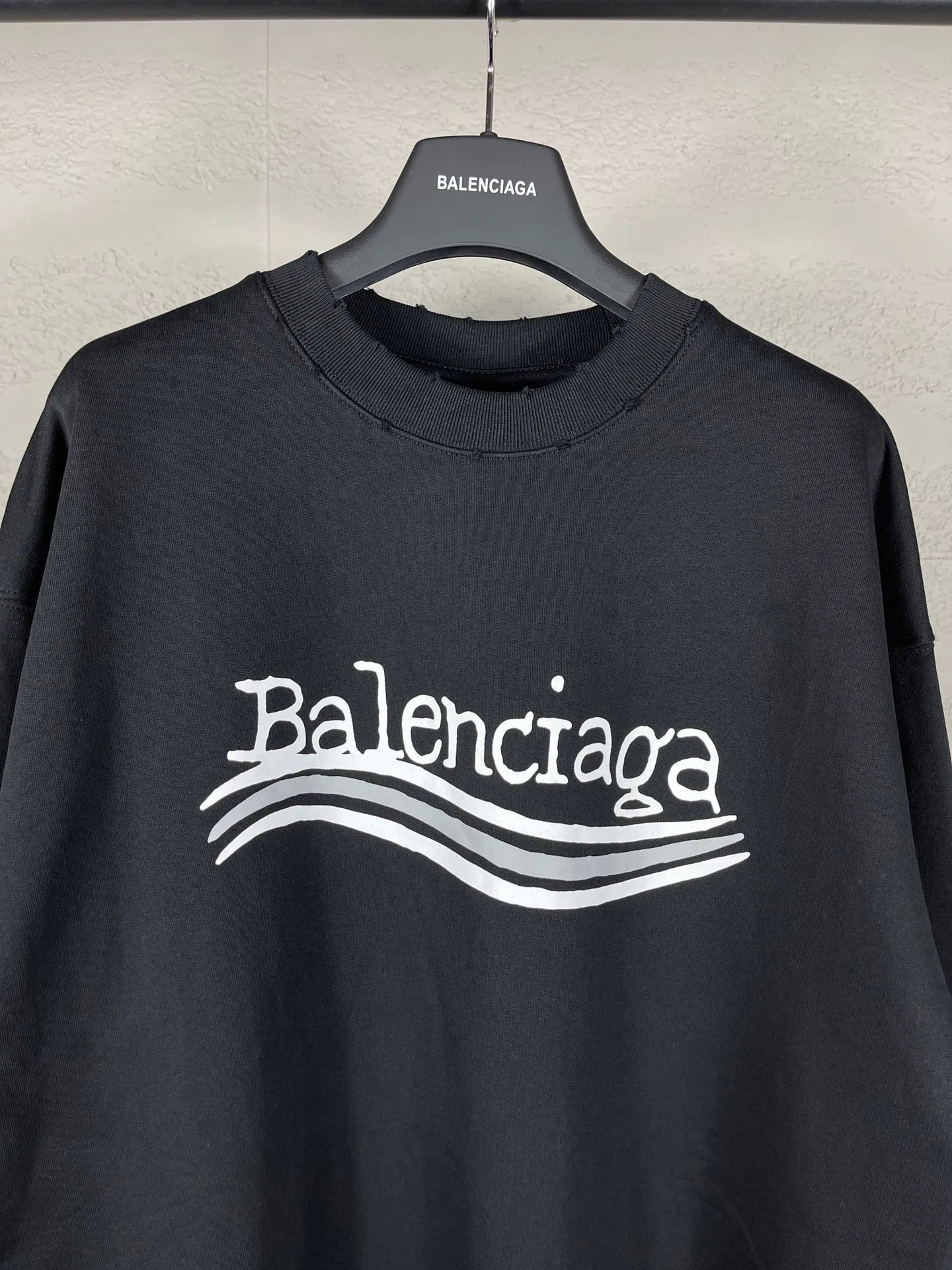 🅿️260 real photos [Top version. Official website quality] BALENCI*GA/Paris #New front and rear Coke classic LOGO graffiti round neck sweatshirt #2023 autumn and winter new style. Brick cabinet synchronization.                       The fabric is made of Paris ZP custom-woven and dyed cotton sweatshirt. The weight is 450 grams. The cloth surface is clean. The cloth pattern is clear, soft and comfortable. The color fastness is good. It is not easy to change color. The printing uses a circular machine to imitate hand-painted effects. There are no burrs. The color is returned to the original board and the brick cabinet is restored. The version adopts OS loose shoulder design. Same style for men and women. Code: BL235570 Color: black, pink Size: XS S M L