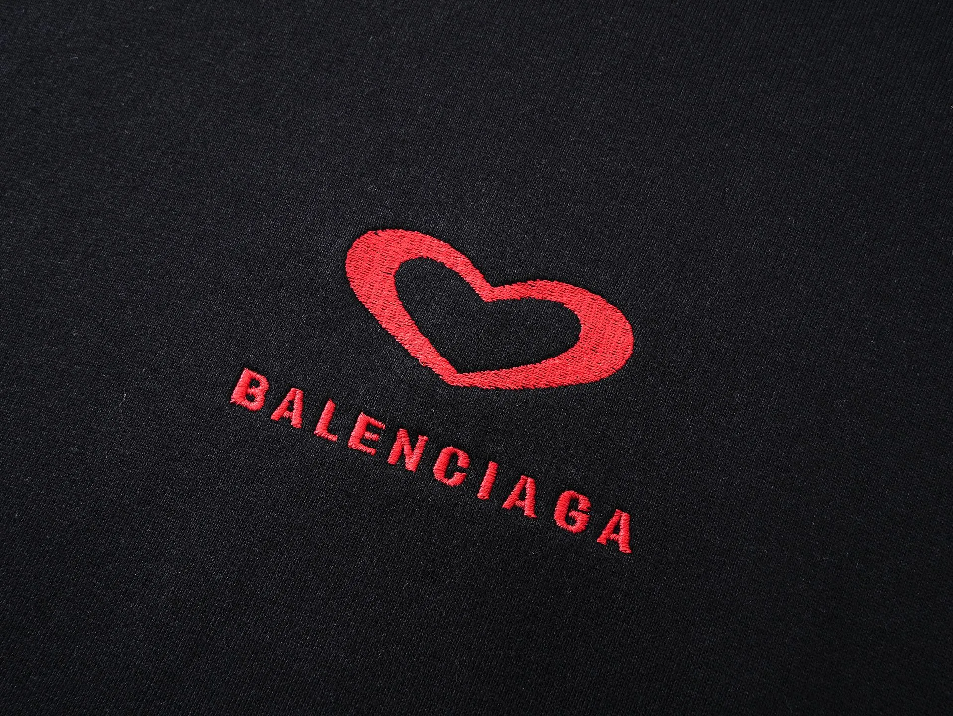 🅿️320 photos [Top version. Official website quality] BALENCI*GA/Paris.SS25 latest model, Paris Chinese Valentine's Day limited edition, hooded sweatshirt with love LOGO embroidery on the front and love LOGO printing on the back, synchronized with brick cabinets. Developed genuine product at the first time, welcome to compare! The fabric is made of Paris ZP custom-woven and dyed cotton sweatshirt. Weighing 460 grams, the cloth surface is clean. The cloth pattern is clear, soft and comfortable. The threads are dyed with no color difference. The embroidery is done using imported Tajima embroidery machines. The printing uses environmentally friendly imported rubber paddles. The letters are clear and the effect is three-dimensional. The version adopts OS loose shoulder design. Same style for men and women. Code: BL259968 Color: black, off-white Size: XS S M L