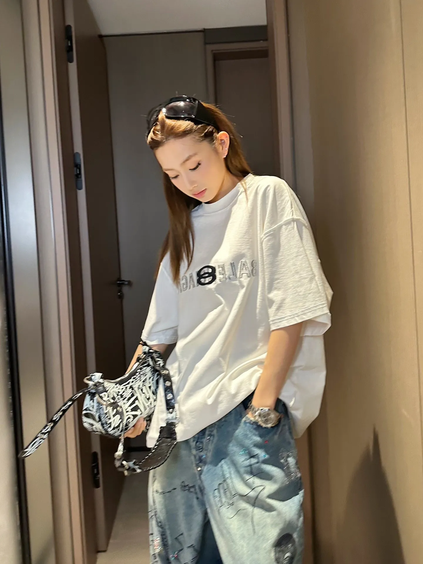 🎀Hot model pictures🎀 Top tested version BALENCIAGA/Balenciaga 2024 SS mirrored double-loop LOGO classic letter embroidered short-sleeved T-shirt ✅No.1 quality in this market Real ceiling quality ✅All original development drawings pay attention to details to avoid mixed use of stolen pictures by merchants ✅Correct 260g custom-woven and dyed double yarn fabric, soft, breathable and comfortable ✅Imported Tajima embroidery machine with 150,000 needles, the embroidery effect is full, three-dimensional and clear without burrs. ✅Custom-dyed threads, no color difference, no deformation, overweight craftsmanship, different market currency. Let me explain why mine is a little more expensive than others, 1. It seems to be a simple printing or embroidery, but it is not simple at all. 10000% imported machine restoration. Not just lip service. Welcome to compare with peers. 2. Each model is produced by the company. The details of the workmanship and fabrics are consistent with the original ones. There is no color difference with the counter. Replica is not terrible. Whoever fakes it will be embarrassed. It’s not shameful to make a replica, it’s shameful if you can’t buy the correct version if you make a replica. 3. Note that the threaded collars are all original collars of certain countries and regions, with high wrapping. The width of the neckline and cabinets are accurate to the millimeter. Thick necklines are not easy to deform. The collars of high-end products are all restored cabinets. They are different from the big collars in the world. Ordinary garbage short-sleeves are printed with a print. The clavicle of the upper body is exposed. Please be patient. Customers who have bought genuine products or have seen genuine products will come back to place orders again. This is quality. This is quality. 4. Different styles of washed wheat main wheat, including imported wheat, have different colors and codes. Really restore the counter. As we all know, Balenciaga has different English or different colors on the collar labels of each quarter. This distinguishes the fast food products with the same common main wheat washed wheat. 5. Pay attention to the workmanship. The stitching at the neckline has no folds, smooth and natural without overlapping lines, and truly restores this. This is something that many people cannot do. 6. The fabric is made of 260g Paris-specific double yarn. No one can make better fabrics than my family. There's really no way to compare it with the ordinary version on the market. Respect it. It's genuine and costs thousands of dollars anyway. Don't buy street stalls. Quality 7. The workmanship is fully restored. The packaging is fully restored. The cost is huge. 8. I guarantee here that this is the highest quality you can find. Size: S--XL Color: Black White P: 260