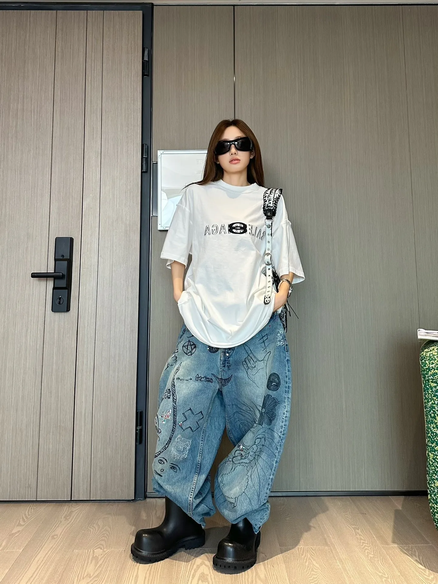 🎀Hot model pictures🎀 Top tested version BALENCIAGA/Balenciaga 2024 SS mirrored double-loop LOGO classic letter embroidered short-sleeved T-shirt ✅No.1 quality in this market Real ceiling quality ✅All original development drawings pay attention to details to avoid mixed use of stolen pictures by merchants ✅Correct 260g custom-woven and dyed double yarn fabric, soft, breathable and comfortable ✅Imported Tajima embroidery machine with 150,000 needles, the embroidery effect is full, three-dimensional and clear without burrs. ✅Custom-dyed threads, no color difference, no deformation, overweight craftsmanship, different market currency. Let me explain why mine is a little more expensive than others, 1. It seems to be a simple printing or embroidery, but it is not simple at all. 10000% imported machine restoration. Not just lip service. Welcome to compare with peers. 2. Each model is produced by the company. The details of the workmanship and fabrics are consistent with the original ones. There is no color difference with the counter. Replica is not terrible. Whoever fakes it will be embarrassed. It’s not shameful to make a replica, it’s shameful if you can’t buy the correct version if you make a replica. 3. Note that the threaded collars are all original collars of certain countries and regions, with high wrapping. The width of the neckline and cabinets are accurate to the millimeter. Thick necklines are not easy to deform. The collars of high-end products are all restored cabinets. They are different from the big collars in the world. Ordinary garbage short-sleeves are printed with a print. The clavicle of the upper body is exposed. Please be patient. Customers who have bought genuine products or have seen genuine products will come back to place orders again. This is quality. This is quality. 4. Different styles of washed wheat main wheat, including imported wheat, have different colors and codes. Really restore the counter. As we all know, Balenciaga has different English or different colors on the collar labels of each quarter. This distinguishes the fast food products with the same common main wheat washed wheat. 5. Pay attention to the workmanship. The stitching at the neckline has no folds, smooth and natural without overlapping lines, and truly restores this. This is something that many people cannot do. 6. The fabric is made of 260g Paris-specific double yarn. No one can make better fabrics than my family. There's really no way to compare it with the ordinary version on the market. Respect it. It's genuine and costs thousands of dollars anyway. Don't buy street stalls. Quality 7. The workmanship is fully restored. The packaging is fully restored. The cost is huge. 8. I guarantee here that this is the highest quality you can find. Size: S--XL Color: Black White P: 260