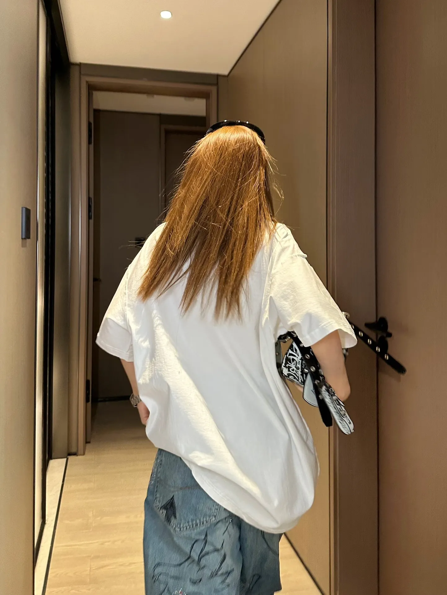 🎀Hot model pictures🎀 Top tested version BALENCIAGA/Balenciaga 2024 SS mirrored double-loop LOGO classic letter embroidered short-sleeved T-shirt ✅No.1 quality in this market Real ceiling quality ✅All original development drawings pay attention to details to avoid mixed use of stolen pictures by merchants ✅Correct 260g custom-woven and dyed double yarn fabric, soft, breathable and comfortable ✅Imported Tajima embroidery machine with 150,000 needles, the embroidery effect is full, three-dimensional and clear without burrs. ✅Custom-dyed threads, no color difference, no deformation, overweight craftsmanship, different market currency. Let me explain why mine is a little more expensive than others, 1. It seems to be a simple printing or embroidery, but it is not simple at all. 10000% imported machine restoration. Not just lip service. Welcome to compare with peers. 2. Each model is produced by the company. The details of the workmanship and fabrics are consistent with the original ones. There is no color difference with the counter. Replica is not terrible. Whoever fakes it will be embarrassed. It’s not shameful to make a replica, it’s shameful if you can’t buy the correct version if you make a replica. 3. Note that the threaded collars are all original collars of certain countries and regions, with high wrapping. The width of the neckline and cabinets are accurate to the millimeter. Thick necklines are not easy to deform. The collars of high-end products are all restored cabinets. They are different from the big collars in the world. Ordinary garbage short-sleeves are printed with a print. The clavicle of the upper body is exposed. Please be patient. Customers who have bought genuine products or have seen genuine products will come back to place orders again. This is quality. This is quality. 4. Different styles of washed wheat main wheat, including imported wheat, have different colors and codes. Really restore the counter. As we all know, Balenciaga has different English or different colors on the collar labels of each quarter. This distinguishes the fast food products with the same common main wheat washed wheat. 5. Pay attention to the workmanship. The stitching at the neckline has no folds, smooth and natural without overlapping lines, and truly restores this. This is something that many people cannot do. 6. The fabric is made of 260g Paris-specific double yarn. No one can make better fabrics than my family. There's really no way to compare it with the ordinary version on the market. Respect it. It's genuine and costs thousands of dollars anyway. Don't buy street stalls. Quality 7. The workmanship is fully restored. The packaging is fully restored. The cost is huge. 8. I guarantee here that this is the highest quality you can find. Size: S--XL Color: Black White P: 260