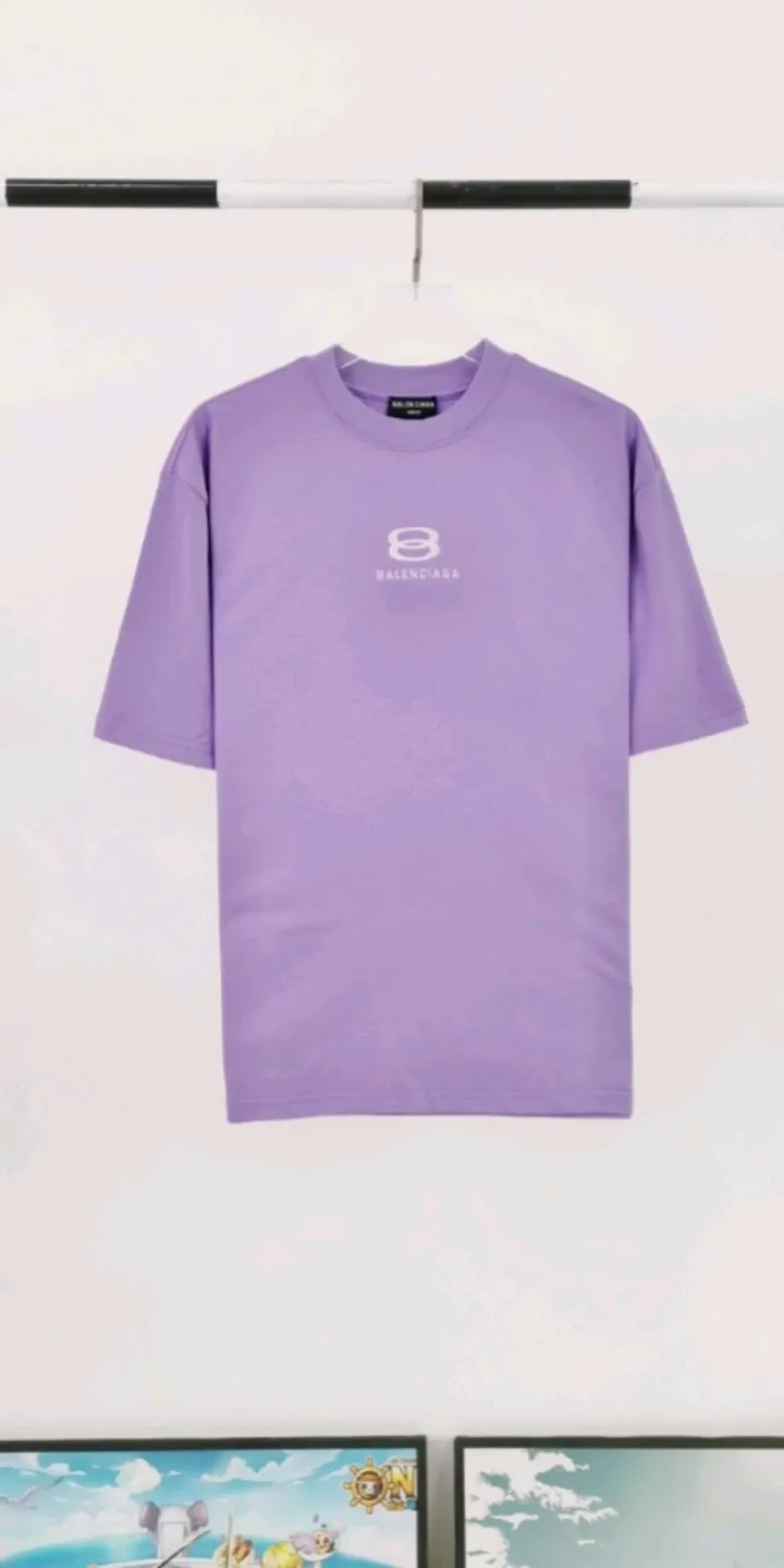 Real shot of the video————The top tested version of Balenciaga BALENCIAGA double-ring embroidery ski limited to male and female couples celebrity same style pure cotton short-sleeved T-shirt BEHRINGER embroidery technology, environmentally friendly series! The embroidery is meticulous and detailed! The font is full and the texture is clear! The fabric is made of 280g high-count double-yarn pure cotton, polyester-free, and absolutely no pilling! Size: XS-L Color: Off-white Taro Purple P:250