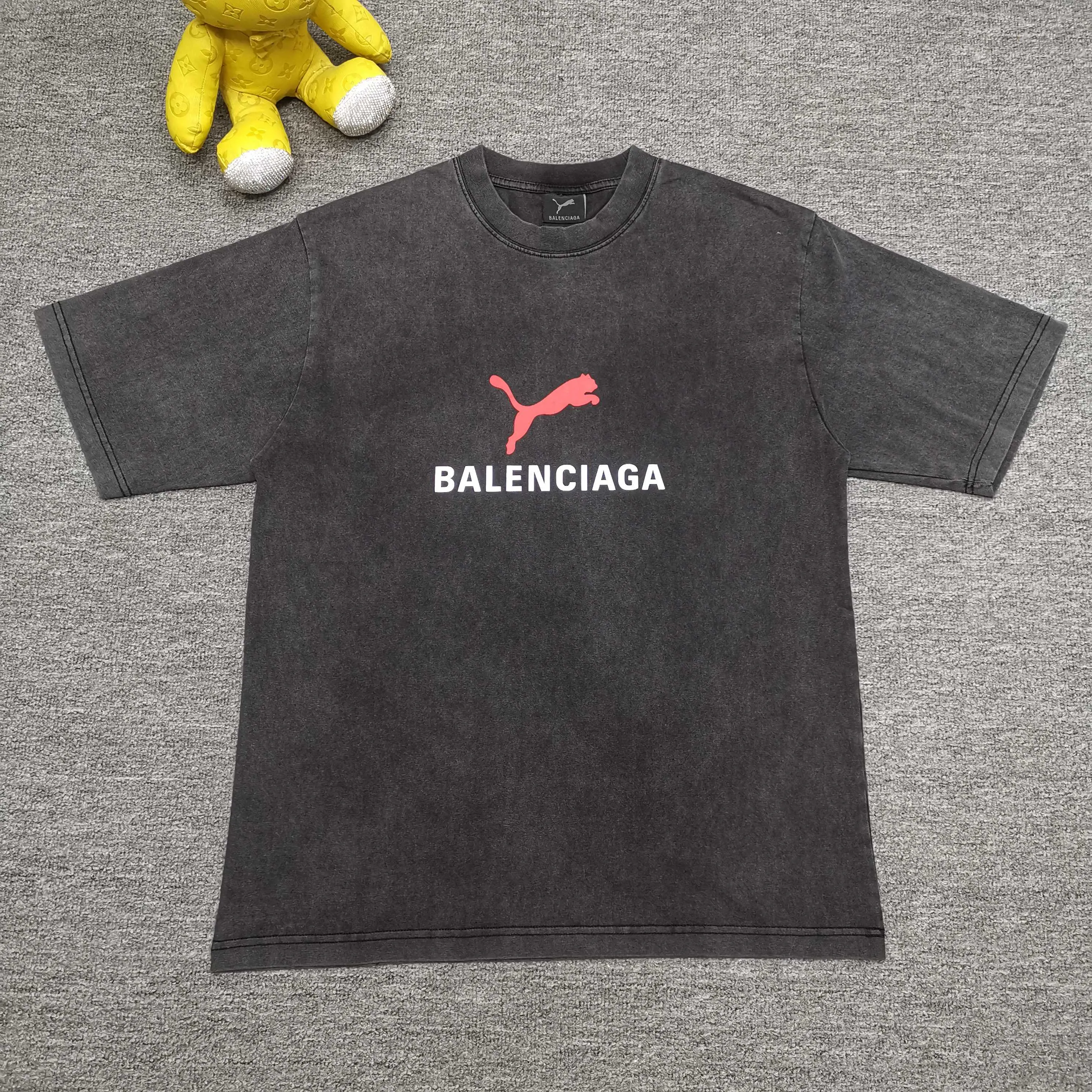 [Top version. Official website quality] BALENCI*GA/26 new model. Paris co-branded puma series front printed washed short-sleeved T-shirt # SS26 latest model. Research and development at the first time, different market currencies. Comparisons welcome. The fabric is made of Paris ZP custom-woven and dyed cotton double yarn. Weighing 260 grams, the cloth surface is clean. The cloth pattern is clear, soft and comfortable. The threads are dyed with no color difference. The printing uses environmentally friendly imported rubber paddles, with clear letters and no burrs. Strong three-dimensional effect. Garment washing water. Jubie market currency. Welcome to compare. The version adopts OS loose shoulder design. Same style for men and women. Color: washed black, red, off-white. Size: XS S M L P260