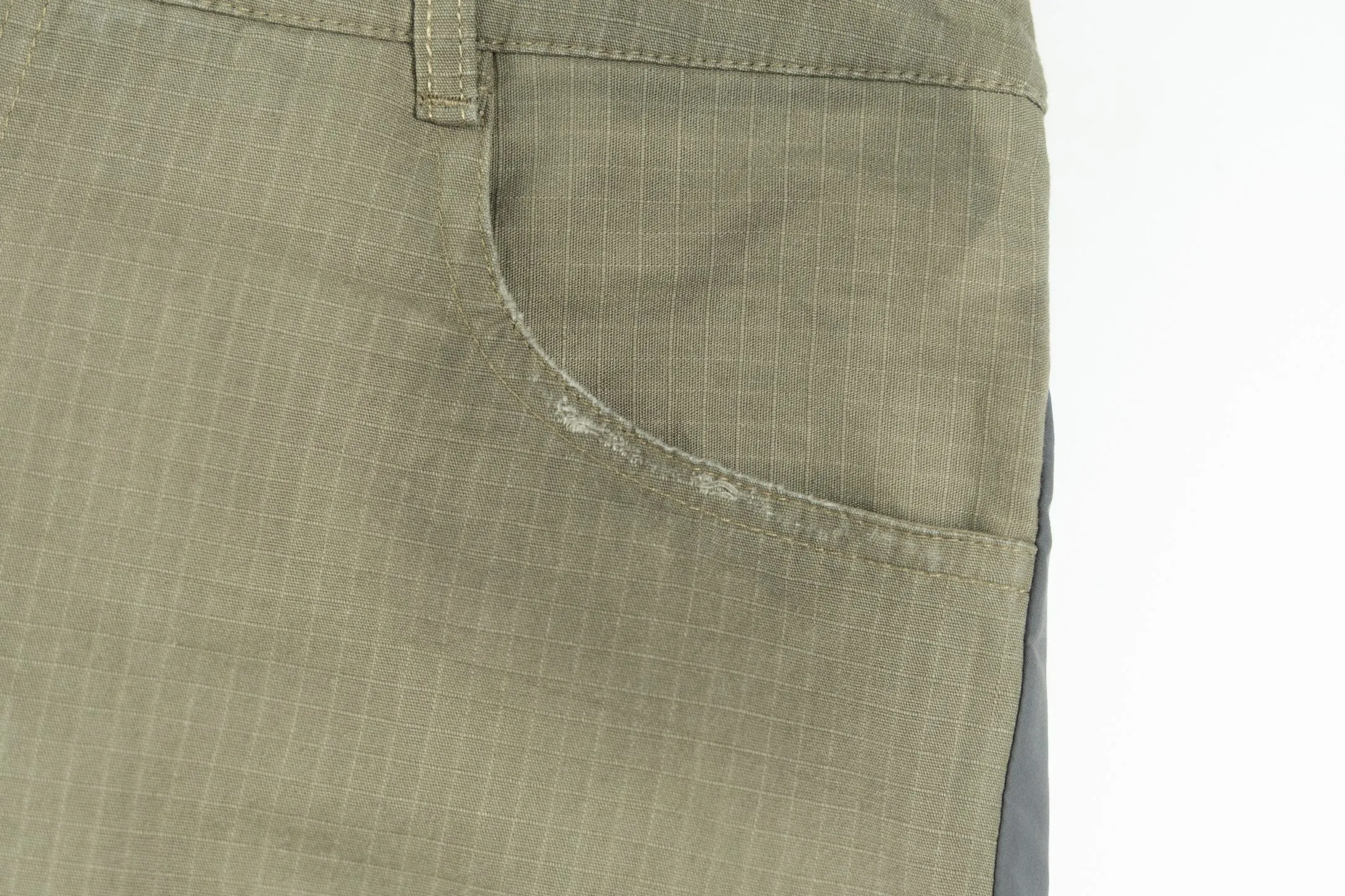 🅿️480 [Exclusive supply] BLCG 25FW contrasting color patchwork work trousers The fabric is made of selected high-end blended fabrics, with a crisp and stylish texture and excellent drape. It is exquisitely tailored to create a contrasting wide-leg silhouette, which is comfortable and stress-free for daily wear. At the same time, it has a high-end style and a sense of design. The front and rear contrasting splicing is neat and three-dimensional, matching the brand's iconic tailoring style, and the visual recognition is enhanced. It fully demonstrates the brand's high-luxury fashion heritage and pioneering attitude, and exquisitely blends the luxury brand heritage with casual style; the wide-leg version is matched with a neat waist design, which is easy to put on and take off and shows casualness; the exquisite processing of details, from the contrasting color levels to the texture of the fabric, all add a high-luxury and casual level to the overall look. Size:1-2-3-4