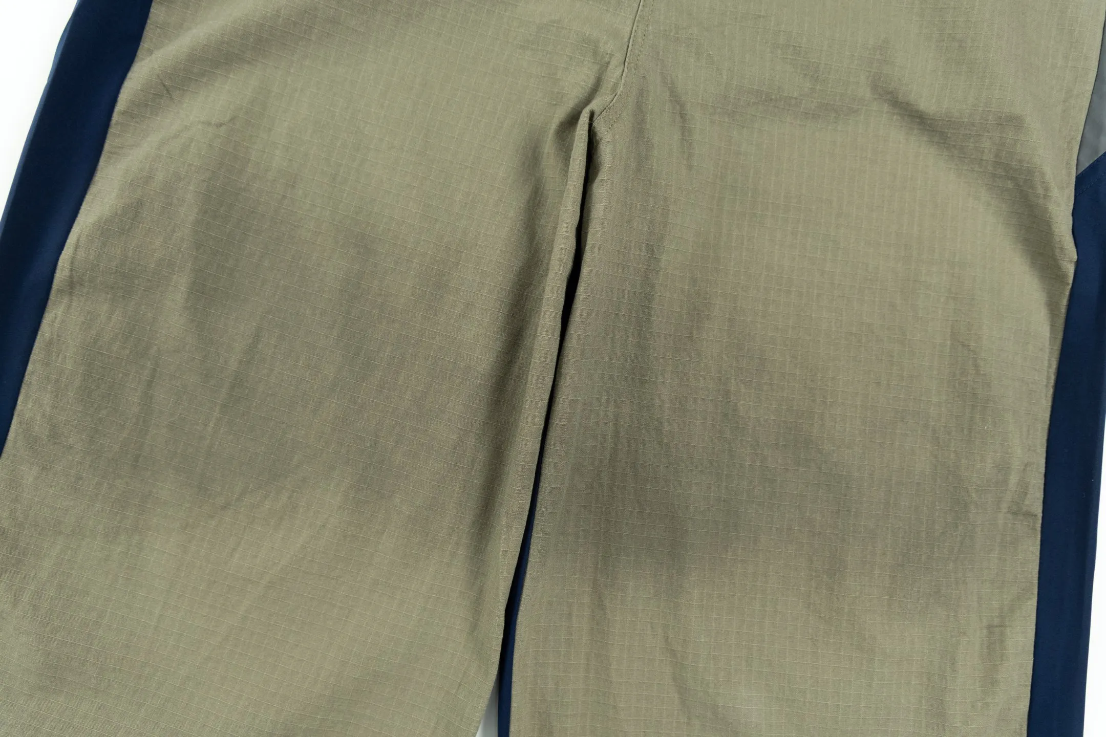 🅿️480 [Exclusive supply] BLCG 25FW contrasting color patchwork work trousers The fabric is made of selected high-end blended fabrics, with a crisp and stylish texture and excellent drape. It is exquisitely tailored to create a contrasting wide-leg silhouette, which is comfortable and stress-free for daily wear. At the same time, it has a high-end style and a sense of design. The front and rear contrasting splicing is neat and three-dimensional, matching the brand's iconic tailoring style, and the visual recognition is enhanced. It fully demonstrates the brand's high-luxury fashion heritage and pioneering attitude, and exquisitely blends the luxury brand heritage with casual style; the wide-leg version is matched with a neat waist design, which is easy to put on and take off and shows casualness; the exquisite processing of details, from the contrasting color levels to the texture of the fabric, all add a high-luxury and casual level to the overall look. Size:1-2-3-4