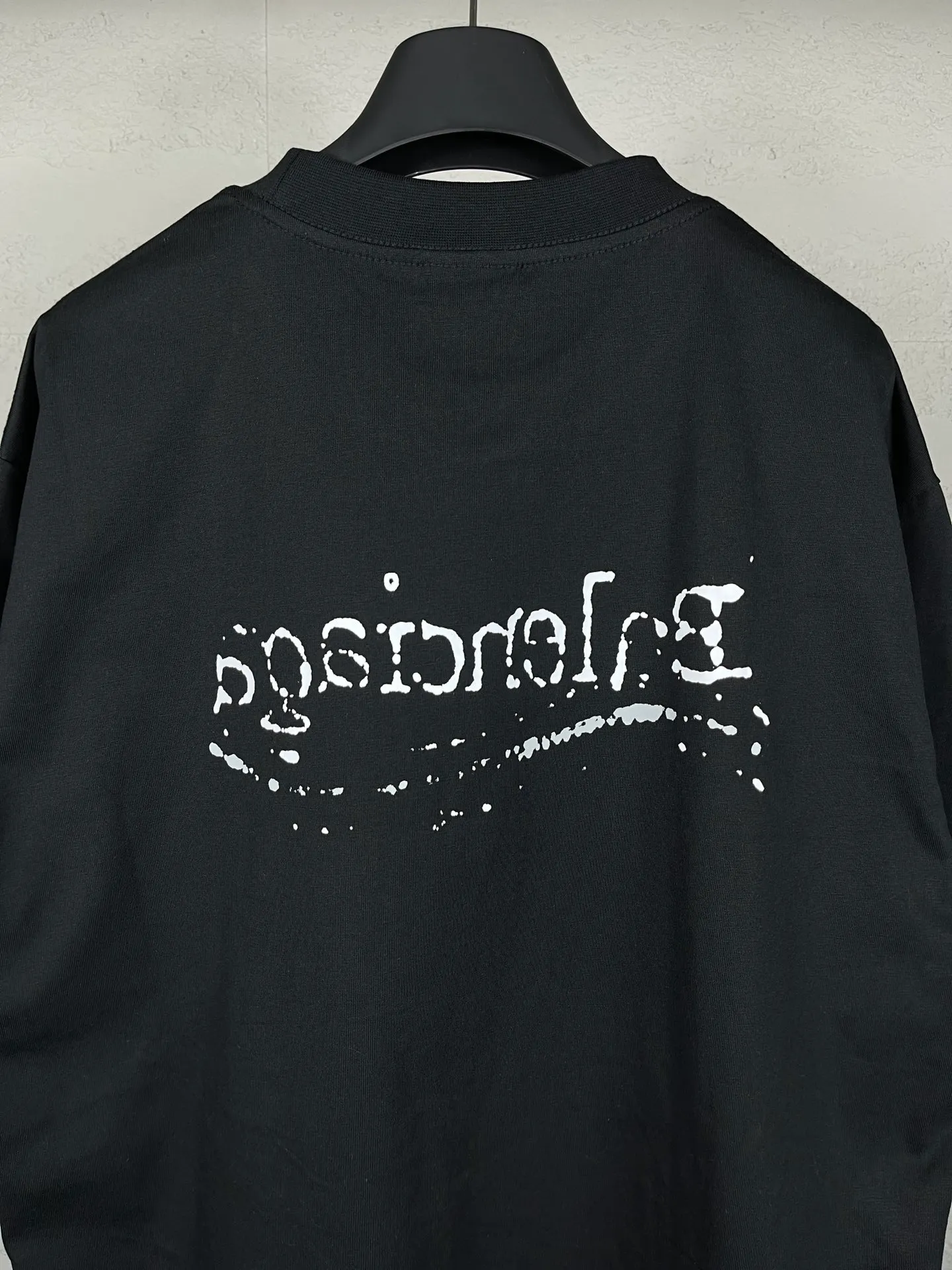 🅿️170 real photos [Top version. Official website quality] BALENCI*GA/Paris #New front and rear Coke classic LOGO graffiti short-sleeved T-shirt #2023 autumn and winter new style. Brick cabinet synchronization.                       The fabric is made of Paris ZP custom-woven and dyed cotton sweatshirt. The weight is 260 grams. The cloth surface is clean. The cloth pattern is clear, soft and comfortable. The color fastness is good. It is not easy to change color. The printing uses a circular machine to imitate hand-painted effects. There are no burrs. The color is returned to the original board and the brick cabinet is restored. The version adopts OS loose shoulder version. Same style for men and women. Code: BL223309 Color: Black Size: XS to L