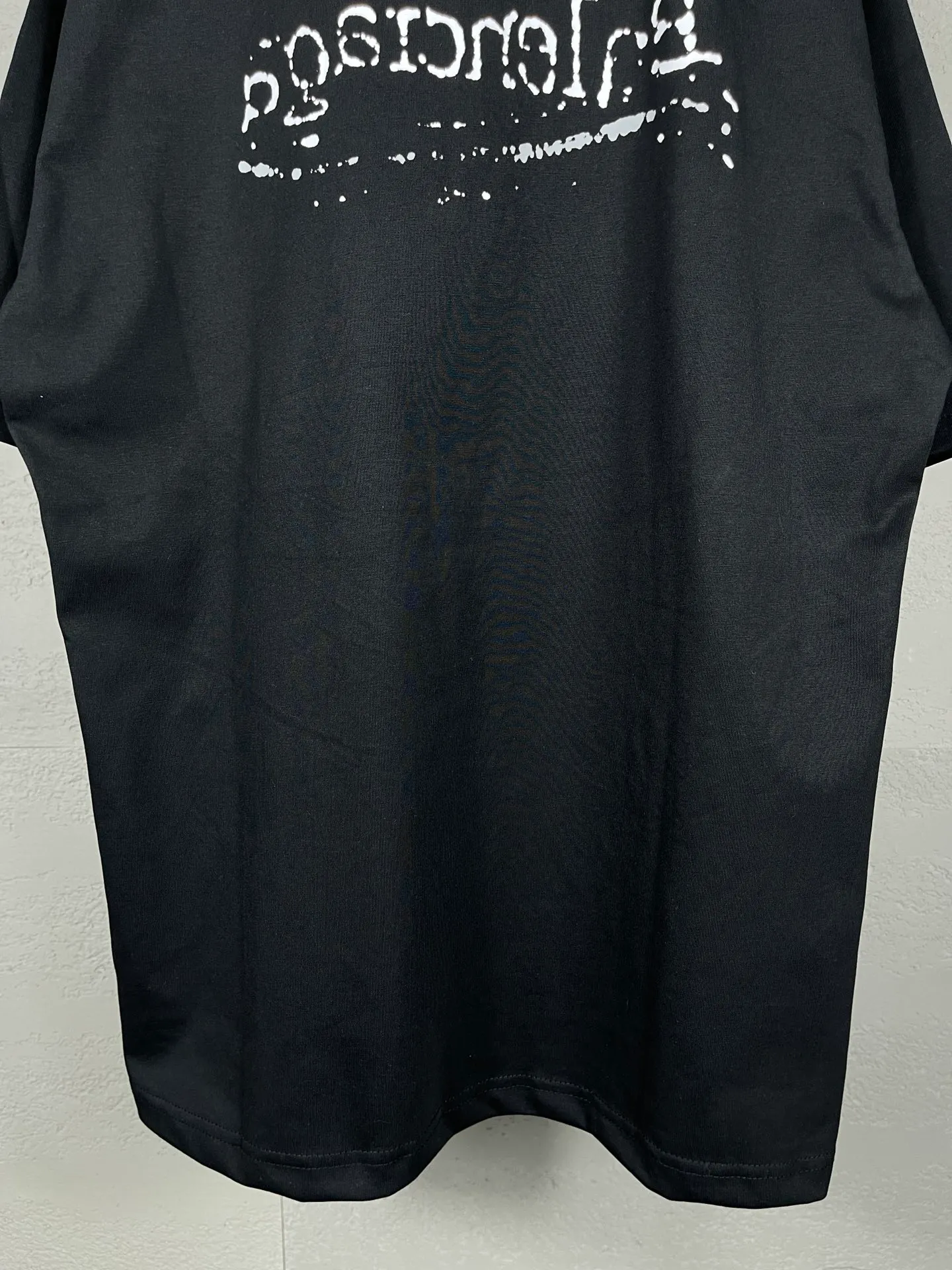 🅿️170 real photos [Top version. Official website quality] BALENCI*GA/Paris #New front and rear Coke classic LOGO graffiti short-sleeved T-shirt #2023 autumn and winter new style. Brick cabinet synchronization.                       The fabric is made of Paris ZP custom-woven and dyed cotton sweatshirt. The weight is 260 grams. The cloth surface is clean. The cloth pattern is clear, soft and comfortable. The color fastness is good. It is not easy to change color. The printing uses a circular machine to imitate hand-painted effects. There are no burrs. The color is returned to the original board and the brick cabinet is restored. The version adopts OS loose shoulder version. Same style for men and women. Code: BL223309 Color: Black Size: XS to L