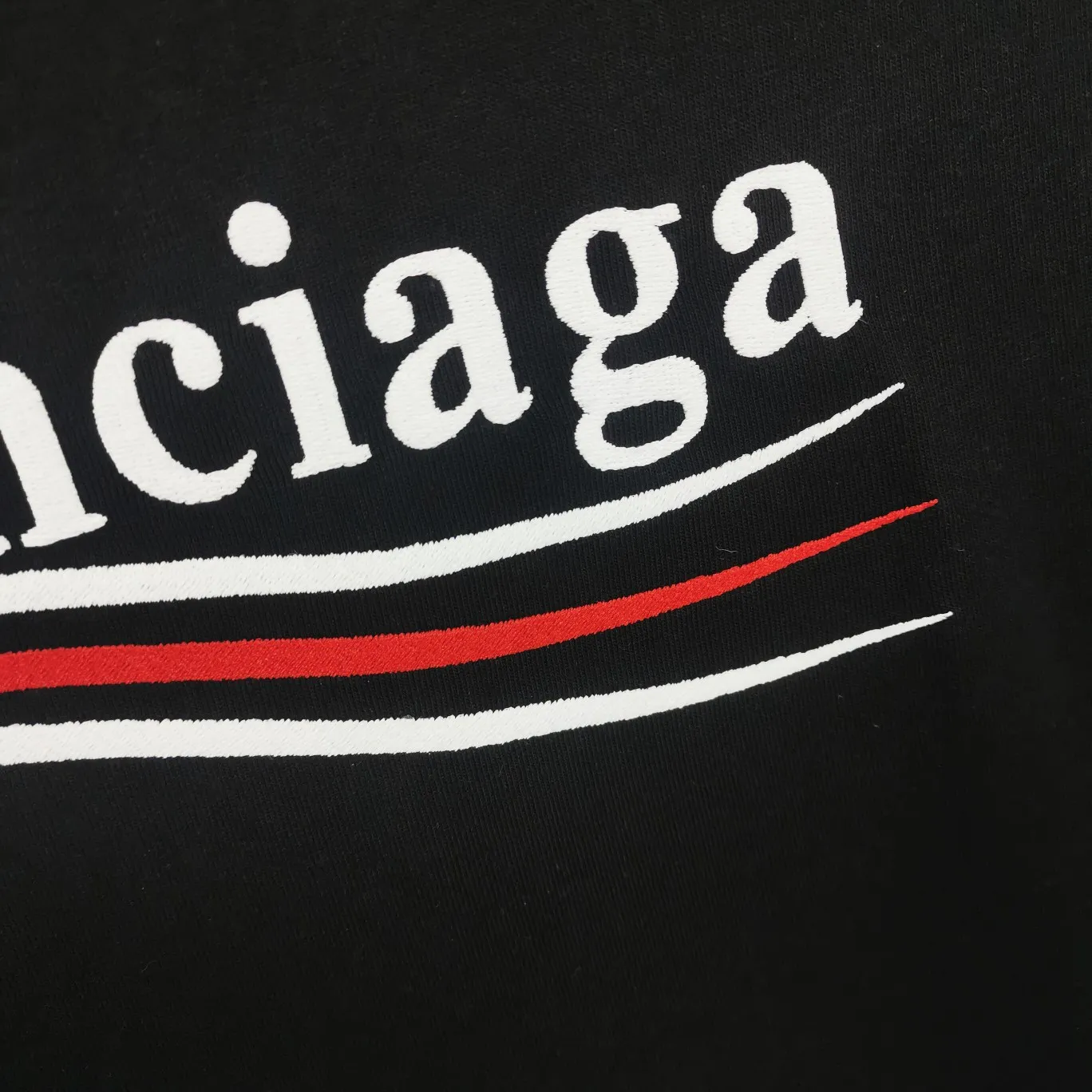 Supplementary details - the top tested version of Balenciaga's BALENCIAGA Cola Malone embroidery printed short-sleeved T-shirts for male and female couples stars. Three colors are available to ensure the same fabric as the original version, without color difference! Customized dyeing in a package! INS, Xiaohongshu’s popular style, classics that never fade away! The king of orders in Spain, the fried chicken is highly recommended! 32S 280g pure cotton double yarn fabric, comfortable and wide! Full of drape! The printing uses Tajima embroidery machine imported from Japan, which is known as the fighter among embroidery machines. The embroidery is meticulous, with no threads or skipped threads, the printing and embroidery are full and fine, and the letter spacing is consistent with ZP! Wearing it gives you full confidence and peace of mind! The labels and washes are all correct! On behalf of G at the same level! Consistent packaging at the counter!  Size: XS-L Color: Beige, taro purple, active gray, light hemp gray, black P:260