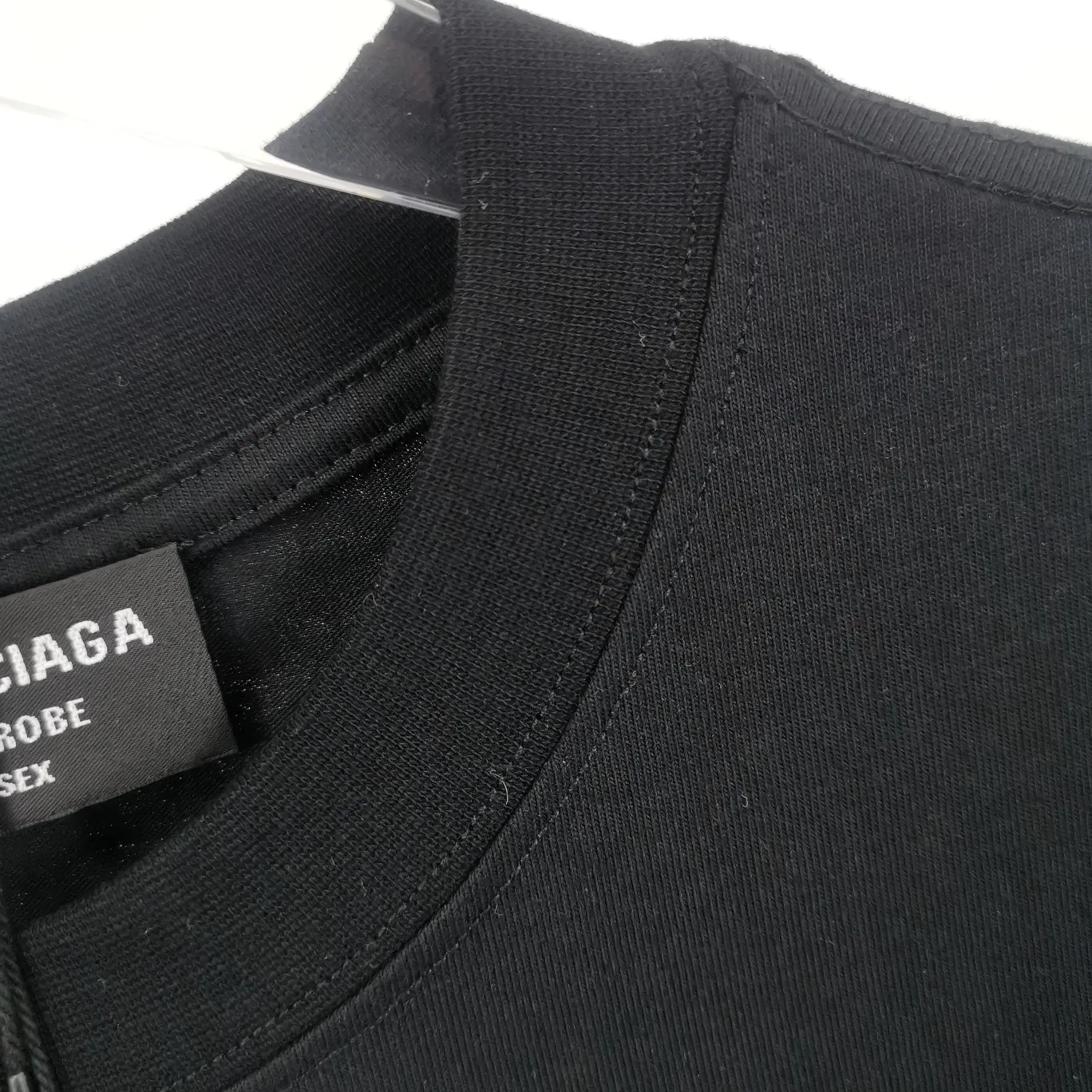 Supplementary details - the top tested version of Balenciaga's BALENCIAGA Cola Malone embroidery printed short-sleeved T-shirts for male and female couples stars. Three colors are available to ensure the same fabric as the original version, without color difference! Customized dyeing in a package! INS, Xiaohongshu’s popular style, classics that never fade away! The king of orders in Spain, the fried chicken is highly recommended! 32S 280g pure cotton double yarn fabric, comfortable and wide! Full of drape! The printing uses Tajima embroidery machine imported from Japan, which is known as the fighter among embroidery machines. The embroidery is meticulous, with no threads or skipped threads, the printing and embroidery are full and fine, and the letter spacing is consistent with ZP! Wearing it gives you full confidence and peace of mind! The labels and washes are all correct! On behalf of G at the same level! Consistent packaging at the counter!  Size: XS-L Color: Beige, taro purple, active gray, light hemp gray, black P:260
