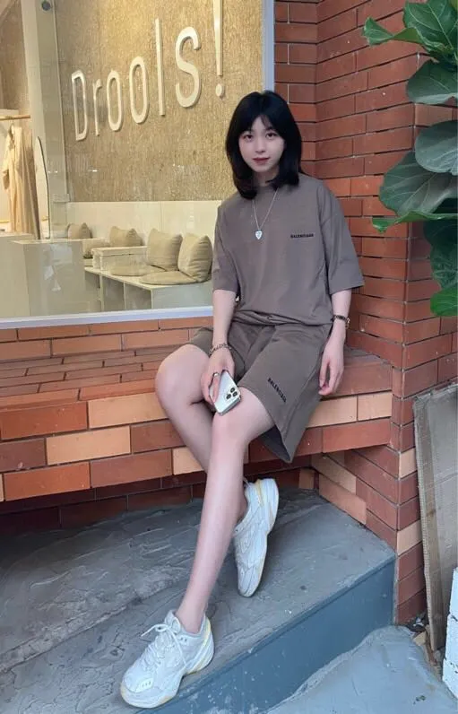♻️💯Upper body reference model picture❤️The top tested version BALENCIAGA large LOGO basic letters on the back pure cotton loose loose male and female couples the same fashion brand high-end embroidered pure cotton short-sleeved T-shirt. The god of simplicity in Paris, a volume sought after by many stars. Lisa’s favorite basic short-sleeved Paris style, which has a very high appearance rate. Wear alone, paired with jeans, shorts, and sweatpants, it's a versatile style. Xiaohongshu, a hot item on INS, a must-have for Paris fans.  Using Tajima embroidery technology imported from Japan, the printing looks very three-dimensional and full, with no threads. Regardless of the size, the front and back letters can be expressed perfectly! The fabric is made of 32S 260g combed cotton fabric, which is full of drape!  A complete set of customized tags, collar tags, washed, plastic bags, and most importantly, a complete set of bags, tag codes, and codes are all authentic.  Color: mint green dark gray Size: XS-L