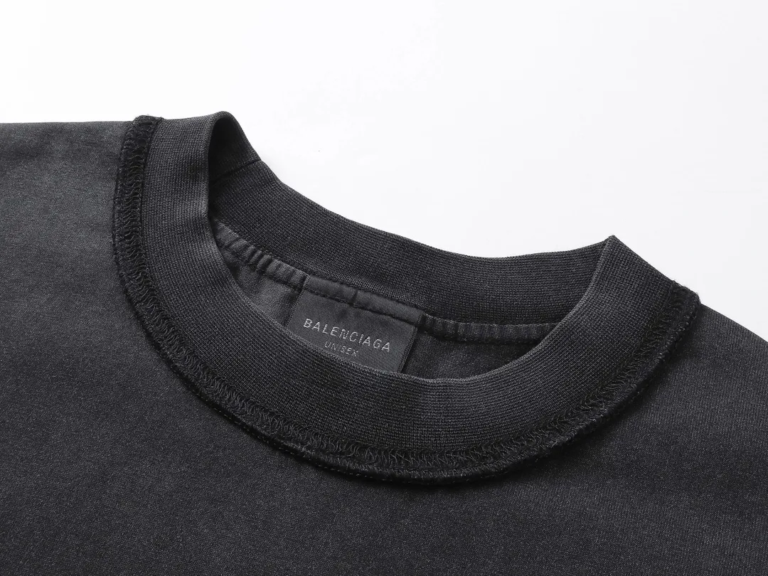 🅿️270 - BALENCI*GA 25 Paris chest patch embroidery long-shirt. The front letters are patched and embroidered with imported Tajima embroidery machines. The letters are clear. Washed and worn. The master hand-positioned and frayed. The effect is three-dimensional. Exclusively pattern-woven and dyed 280g fabric. Threads are dyed in the same cylinder with zero color difference. The version adopts OS loose shoulder design. Welcome to compare. Same style for men and women -Color: washed black -SIZE: Xs S M L style number 8636