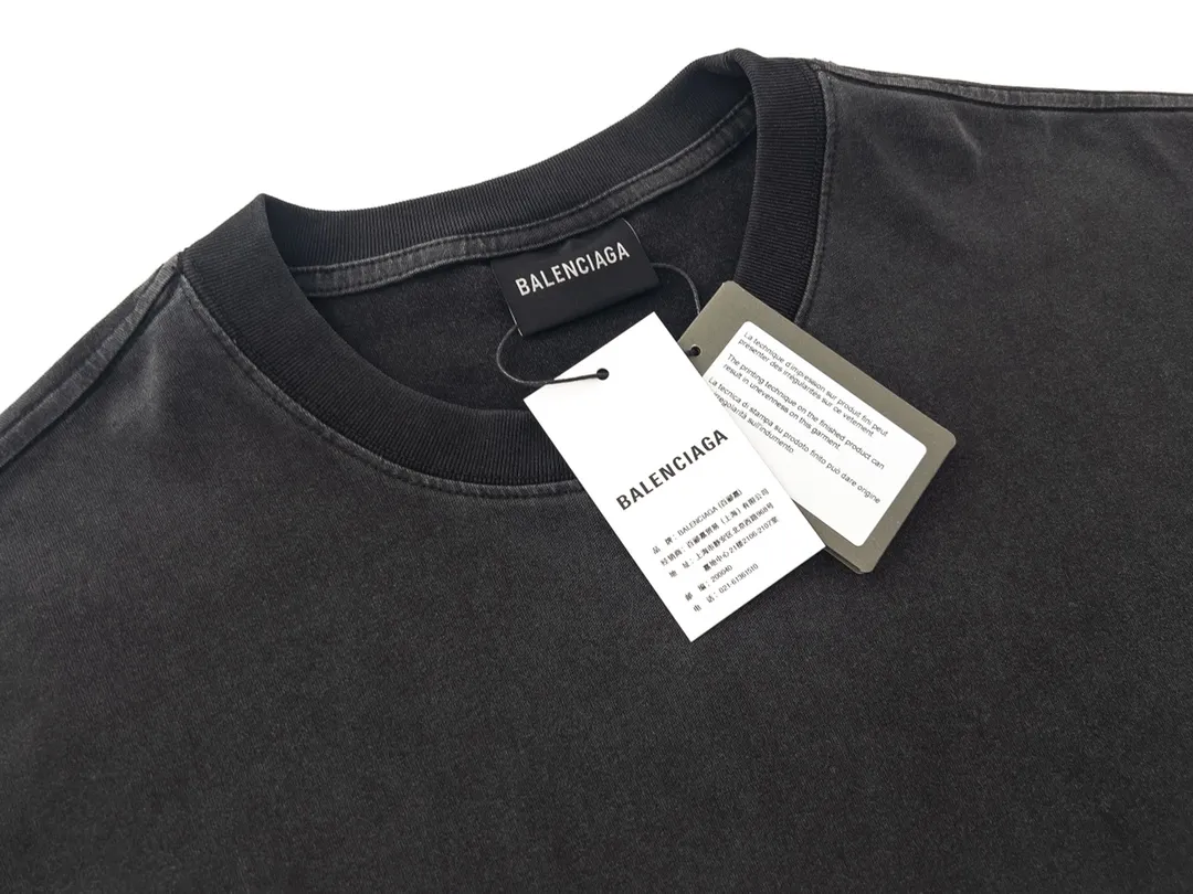 🅿️174 Detailed picture [Top version. Official website quality] BALENCI*GA/Paris BALENCI*GA# classic LOGO on the back, hot-drilled and washed short-sleeved T-shirt. Brick cabinet synchronization. The fabric is made of Paris ZP custom-woven and dyed 100% cotton double yarn compact cotton. The weight is 260 grams. The cloth surface is clean. The cloth pattern is clear. Soft and comfortable. The color fastness is good. It is not easy to change color. The threads are woven and dyed with no color difference. The back hot drill uses imported drill, which has good gloss and is not easy to fall off. Jubie market makes goods based on pictures. Comparisons welcome. The ready-made clothes are washed and distressed, and the brick cabinets are restored. The version adopts the OS loose shoulder style. The same style for men and women. Code: BL223077 Color: Washed black. White Size: XS to L