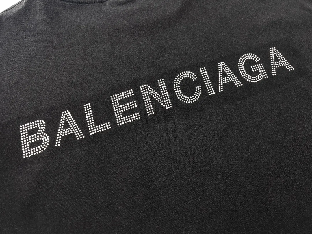 🅿️174 Detailed picture [Top version. Official website quality] BALENCI*GA/Paris BALENCI*GA# classic LOGO on the back, hot-drilled and washed short-sleeved T-shirt. Brick cabinet synchronization. The fabric is made of Paris ZP custom-woven and dyed 100% cotton double yarn compact cotton. The weight is 260 grams. The cloth surface is clean. The cloth pattern is clear. Soft and comfortable. The color fastness is good. It is not easy to change color. The threads are woven and dyed with no color difference. The back hot drill uses imported drill, which has good gloss and is not easy to fall off. Jubie market makes goods based on pictures. Comparisons welcome. The ready-made clothes are washed and distressed, and the brick cabinets are restored. The version adopts the OS loose shoulder style. The same style for men and women. Code: BL223077 Color: Washed black. White Size: XS to L