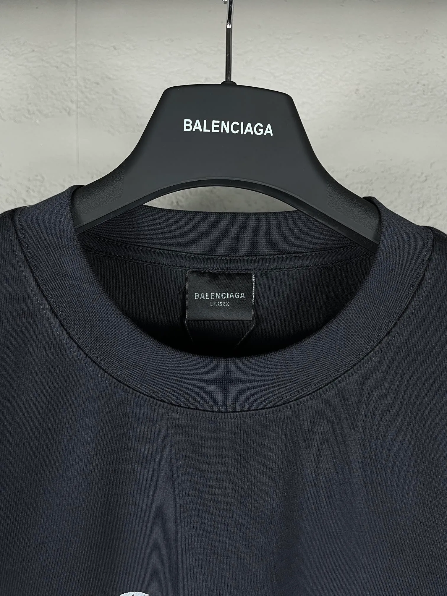 🅿️180 real photos [Top version. Official website quality] BALENCI*GA/Paris. Hawaii sunset coconut tower LOGO pattern short-sleeved T-shirt, brick cabinet synchronization. The fabric is made of Paris ZP custom-woven and dyed cotton sweatshirt. The weight is 260 grams, the cloth surface is clean. The cloth pattern is clear, soft and comfortable. The threads are dyed with no color difference. The classic pattern printing uses imported machine direct printing. The effect is three-dimensional and restores the brick cabinet. Different market currencies, welcome to compare. The version adopts OS loose shoulder design. Same style for men and women. Code: BL23218 Color: black. White. Size: XS to L