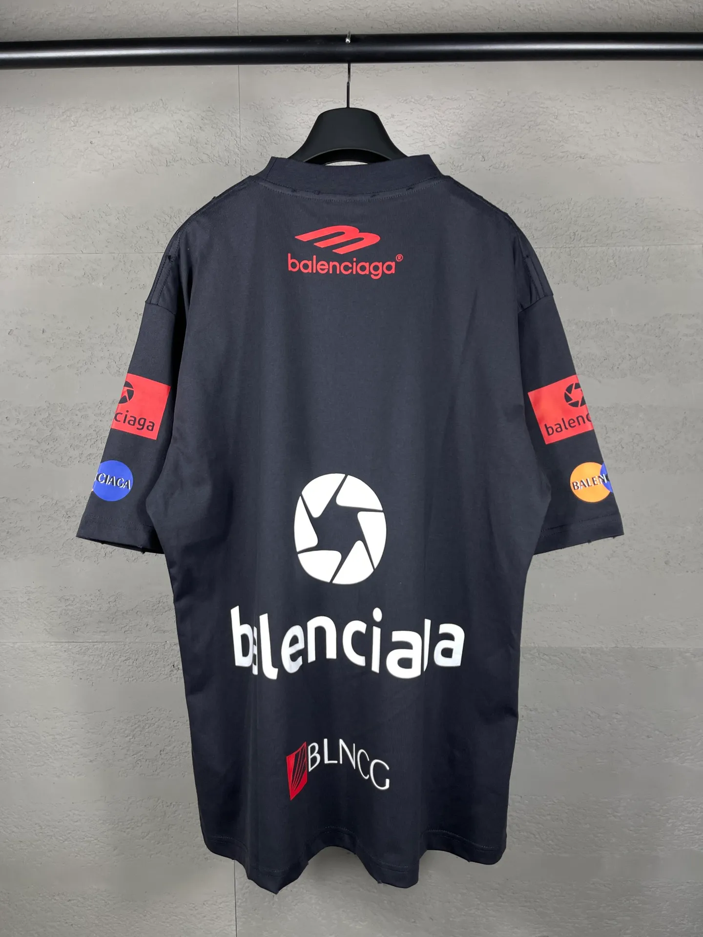 🅿️206 Real photos [Top version. Official website quality] BALENCI*GA/Paris BALENCI*GA#2024 latest model, multiple LoGO classic printed collars embroidered ready-to-wear distressed short-sleeved T-shirts. Brick cabinet synchronization. Genuine products are developed and developed in the first time. Welcome to compare! The fabric is made of Paris ZP custom-woven and dyed 100% cotton double-yarn compact cotton. The weight is 260 grams. The cloth surface is clean. The cloth pattern is clear. It is soft and comfortable. It has good color fastness and is not easy to change color. The threads are woven and dyed with no color difference. The printing is done by computer direct printing, with rib embroidery on the back collar, which has a three-dimensional effect. The garment is distressed and worn, with ultra-high craftsmanship. The version adopts the OS loose shoulder style. Same style for men and women. Coding: BL223206 Color: white, gray blue Size: XS to L