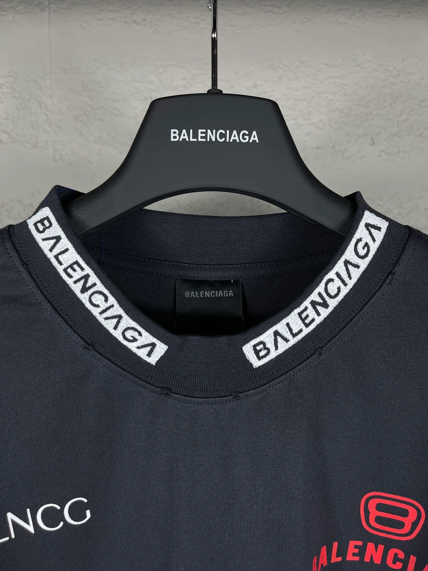 🅿️206 Real photos [Top version. Official website quality] BALENCI*GA/Paris BALENCI*GA#2024 latest model, multiple LoGO classic printed collars embroidered ready-to-wear distressed short-sleeved T-shirts. Brick cabinet synchronization. Genuine products are developed and developed in the first time. Welcome to compare! The fabric is made of Paris ZP custom-woven and dyed 100% cotton double-yarn compact cotton. The weight is 260 grams. The cloth surface is clean. The cloth pattern is clear. It is soft and comfortable. It has good color fastness and is not easy to change color. The threads are woven and dyed with no color difference. The printing is done by computer direct printing, with rib embroidery on the back collar, which has a three-dimensional effect. The garment is distressed and worn, with ultra-high craftsmanship. The version adopts the OS loose shoulder style. Same style for men and women. Coding: BL223206 Color: white, gray blue Size: XS to L